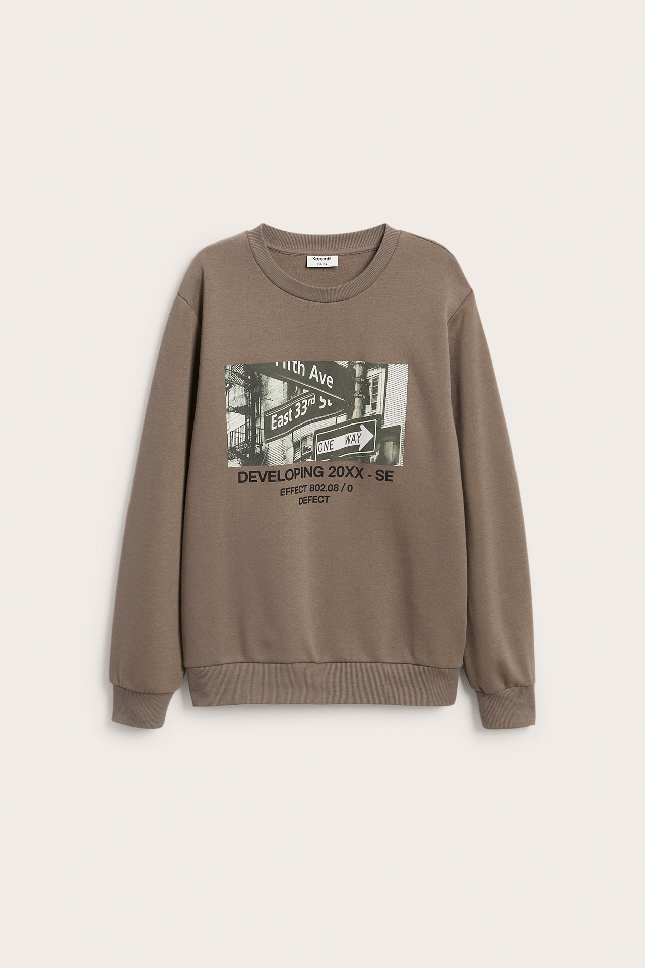 Forfra, brun sweatshirt med rund hals og trykk av byskilt.