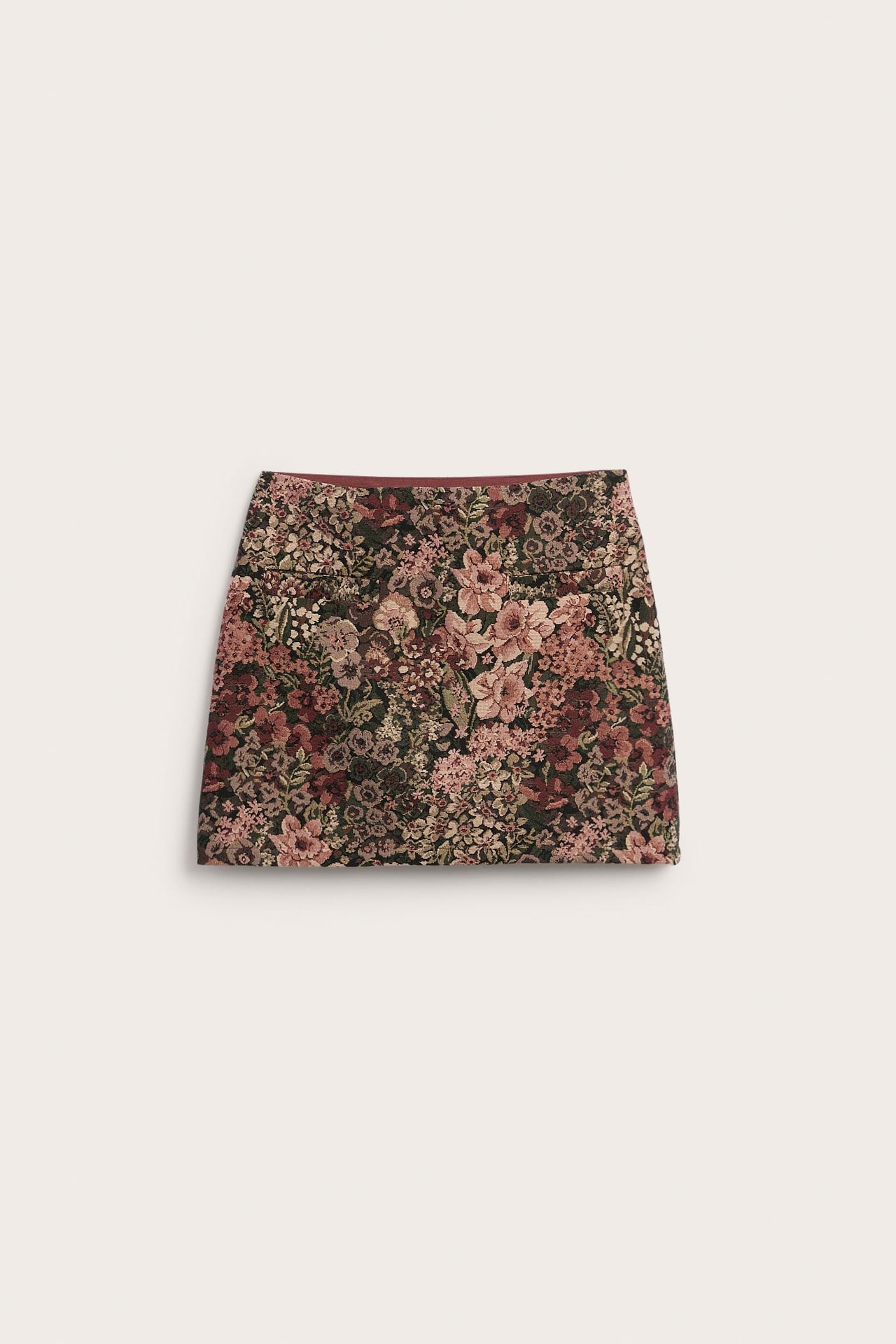 Framifrån, mörkblommig minikjol med rosa och beige blommor.