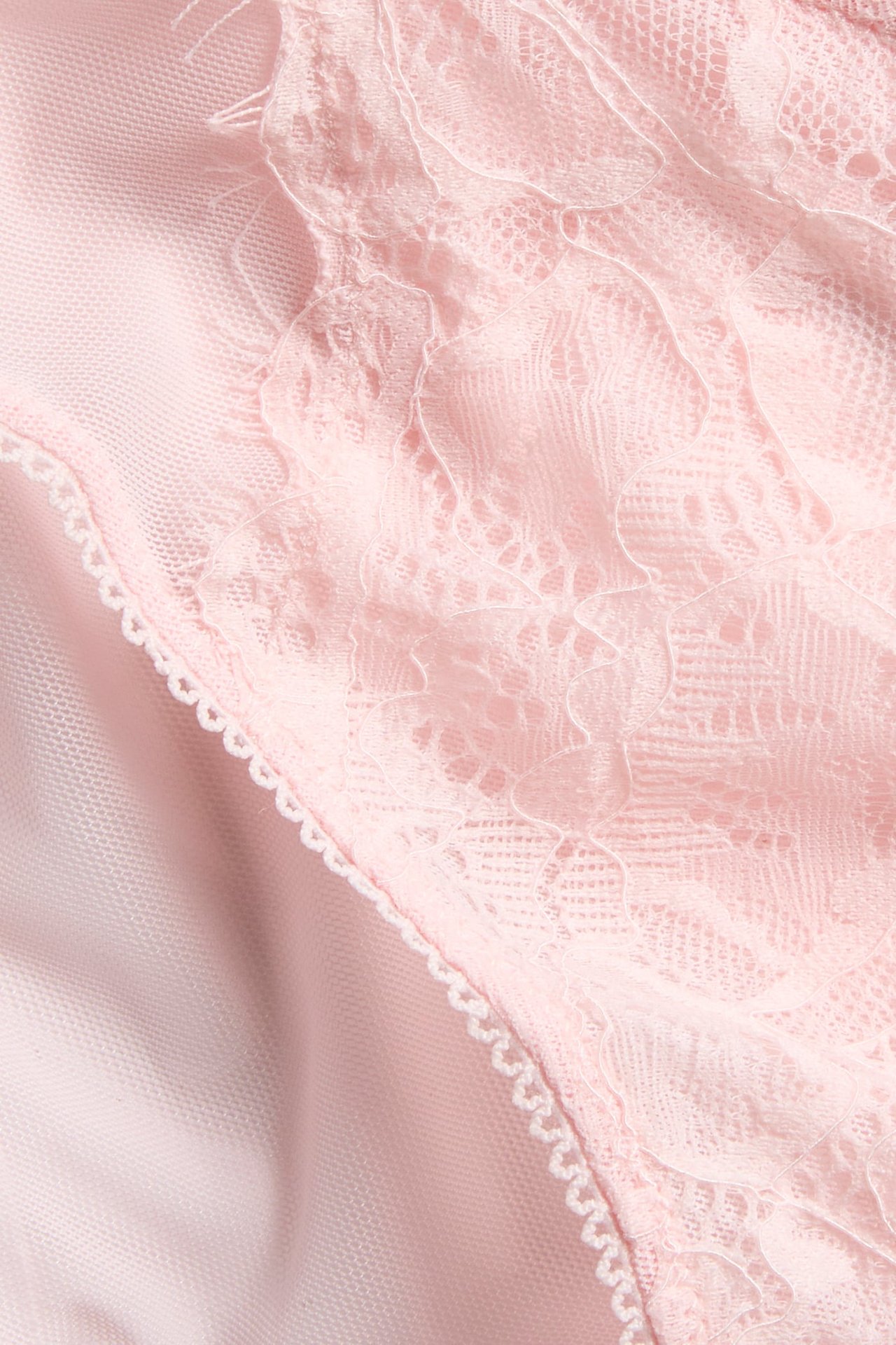 Närbild av rosa brazilian trosa i mjuk spets och mesh, med picotklädd kant.