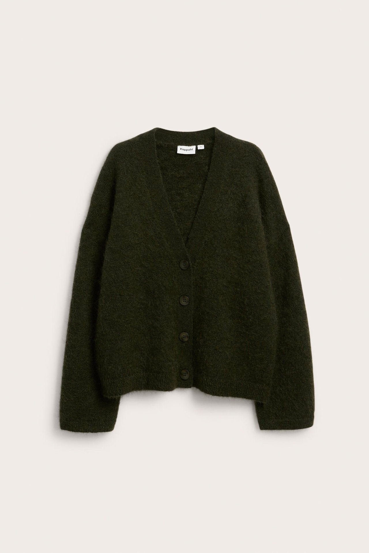 Forfra av en mørkegrønn lodden strikket V-hals cardigan med fire knapper.