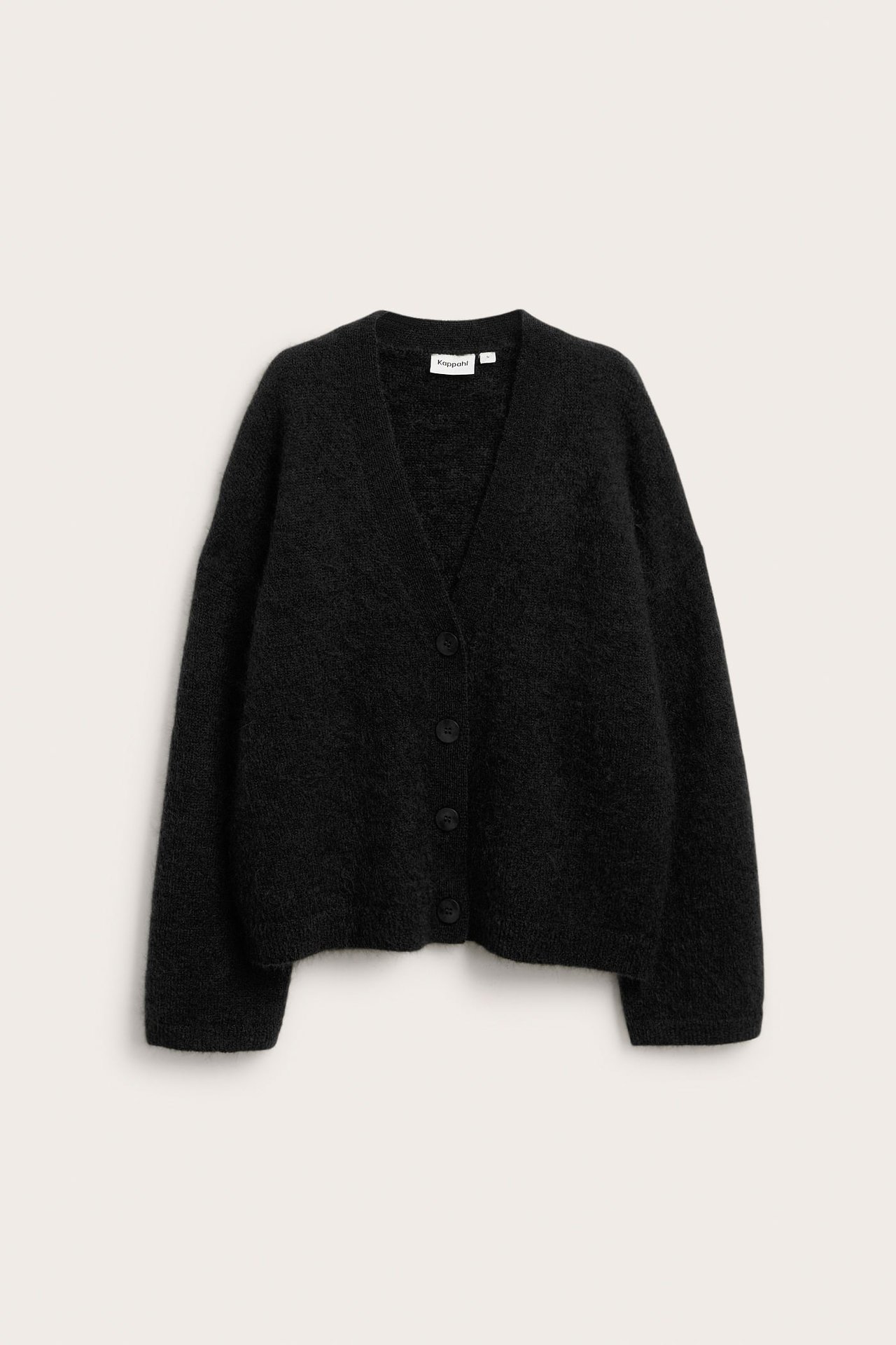 Frontbilde av en svart lodden V-hals cardigan med lange ermer og knapper foran.