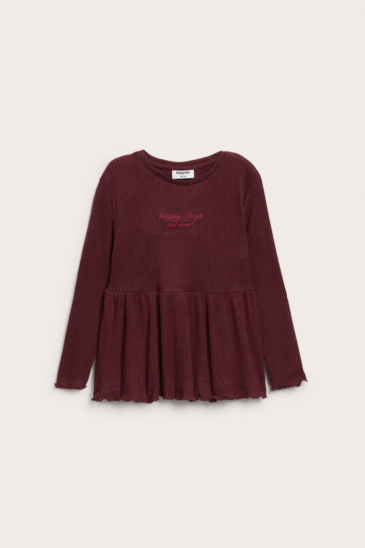 Framifrån, rödbrun ribbad långärmad peplumtopp för barn med "happy days forever"-broderi.