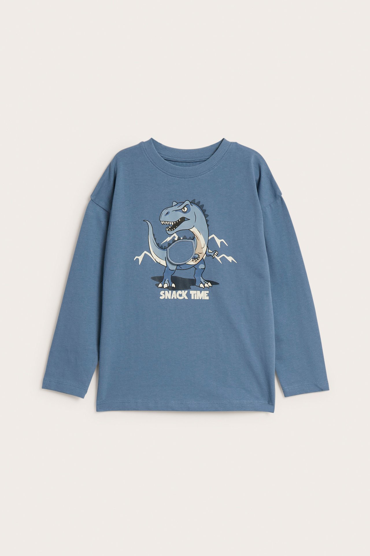 Framifrån, blå långärmad t-shirt för barn med tecknad dinosaurie och texten 'SNACK TIME'.