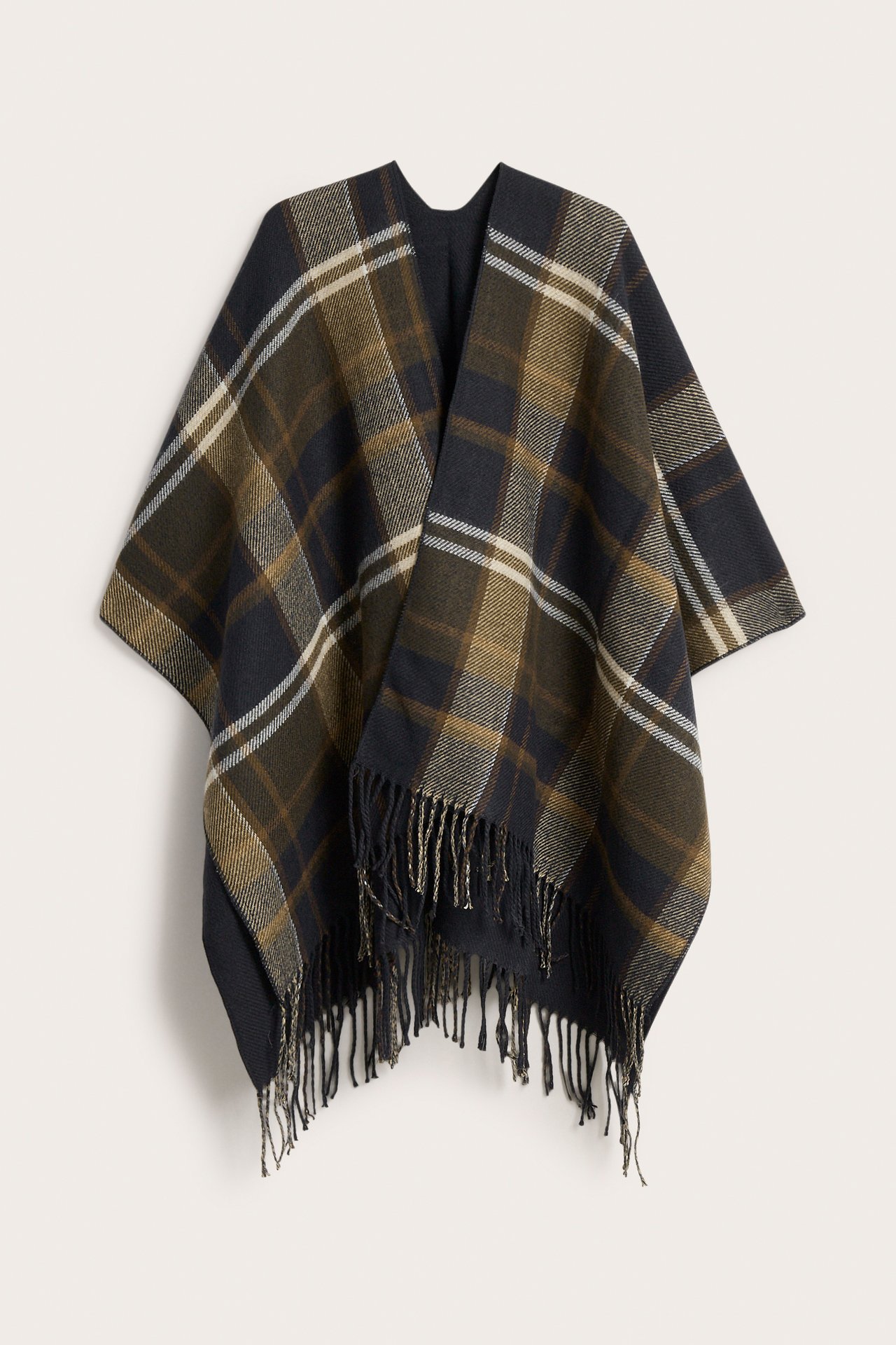 Forfra, mørkeblå, grønn og gulbrun rutete poncho med frynser.