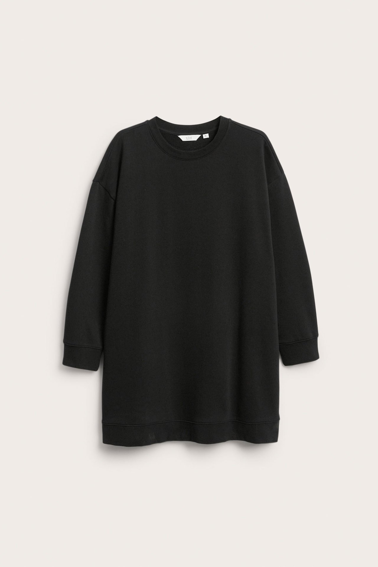 Widok z przodu czarnej, długiej bluzy oversized z okrągłym dekoltem oraz prążkowanymi mankietami i dołem.