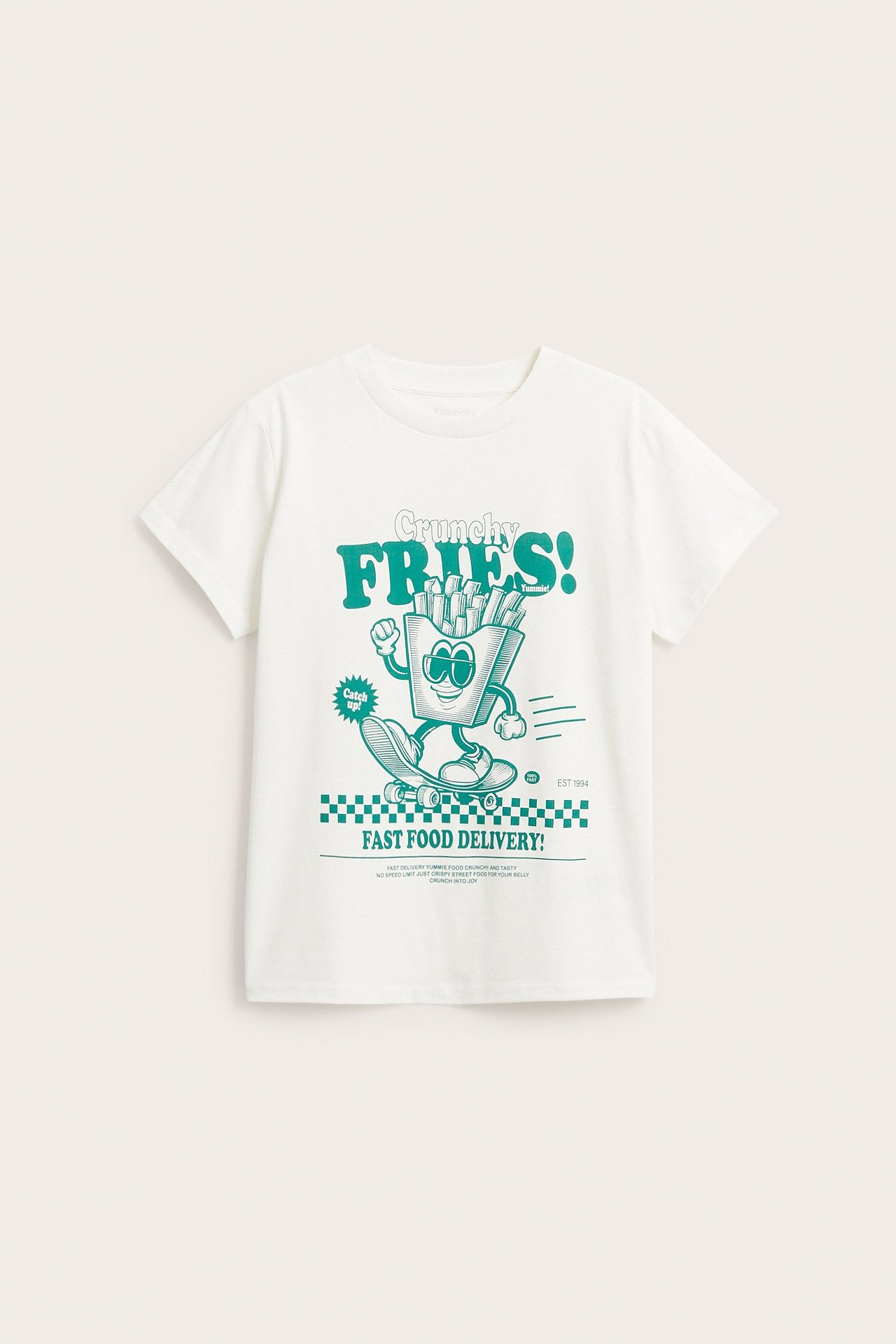 Widok z przodu kremowej, bawełnianej koszulki dziecięcej z zielonym nadrukiem frytek na deskorolce.