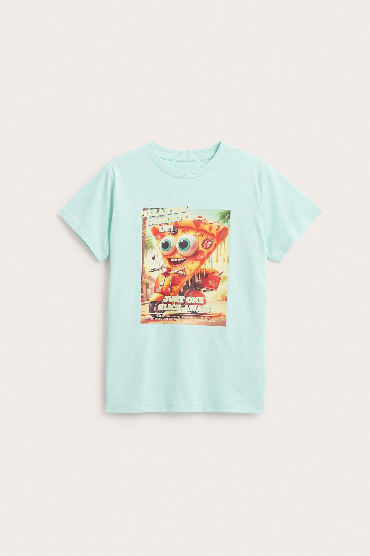 Framifrån, en ljus turkos bomulls-t-shirt för barn med ett färgglatt pizzakaraktärstryck framtill.