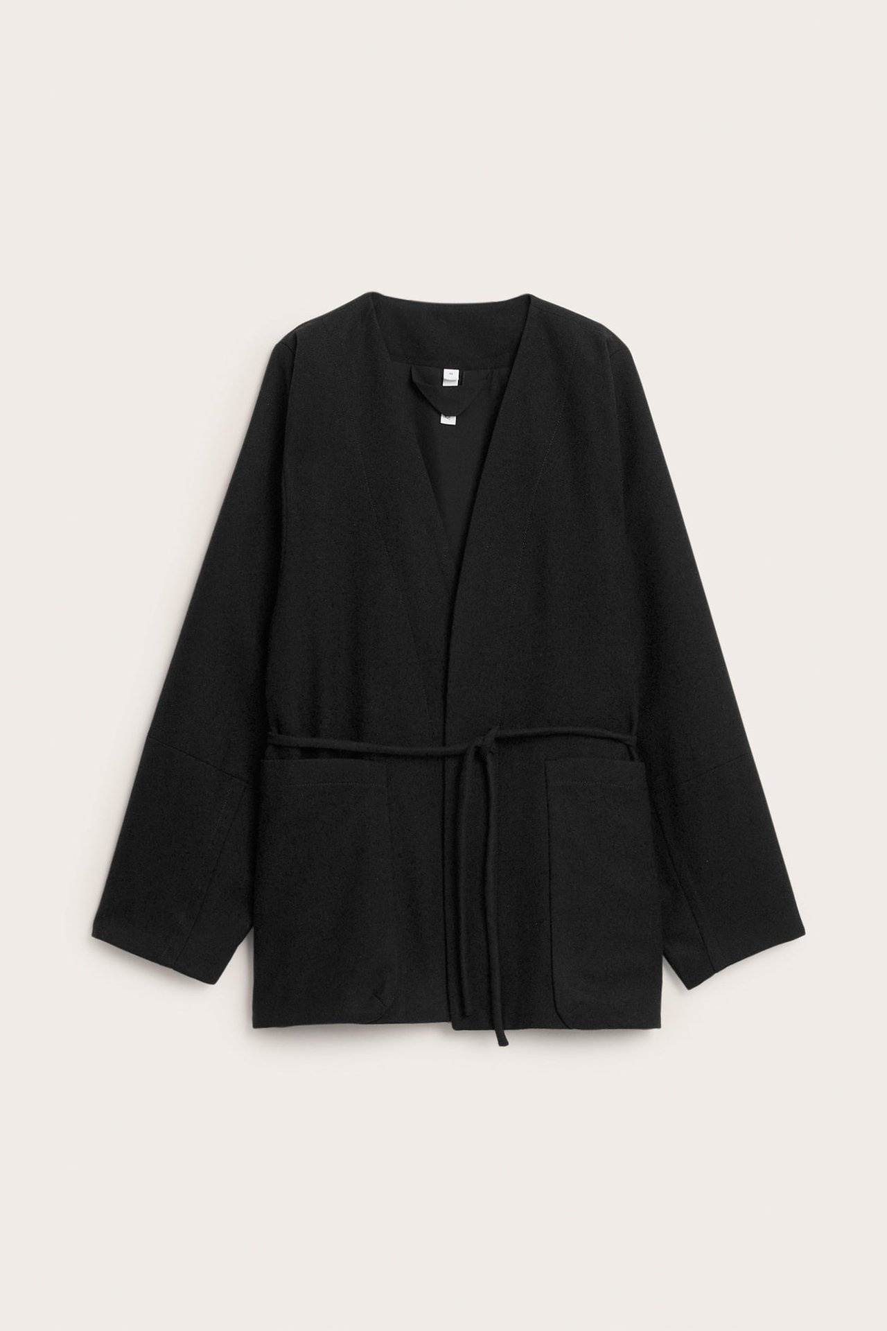 Edestä näkymä mustasta kimono-takista, jossa v-pääntie, pitkät hihat ja solmimisvyö.