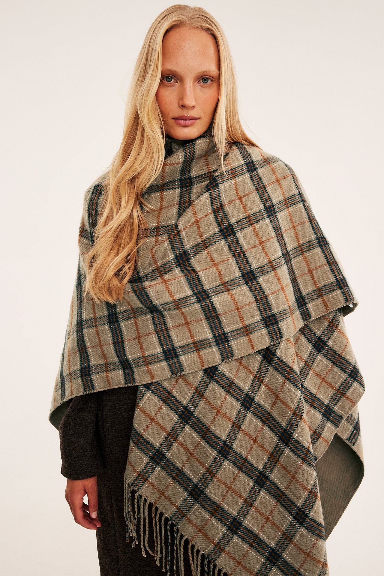 Rutig poncho med fransar