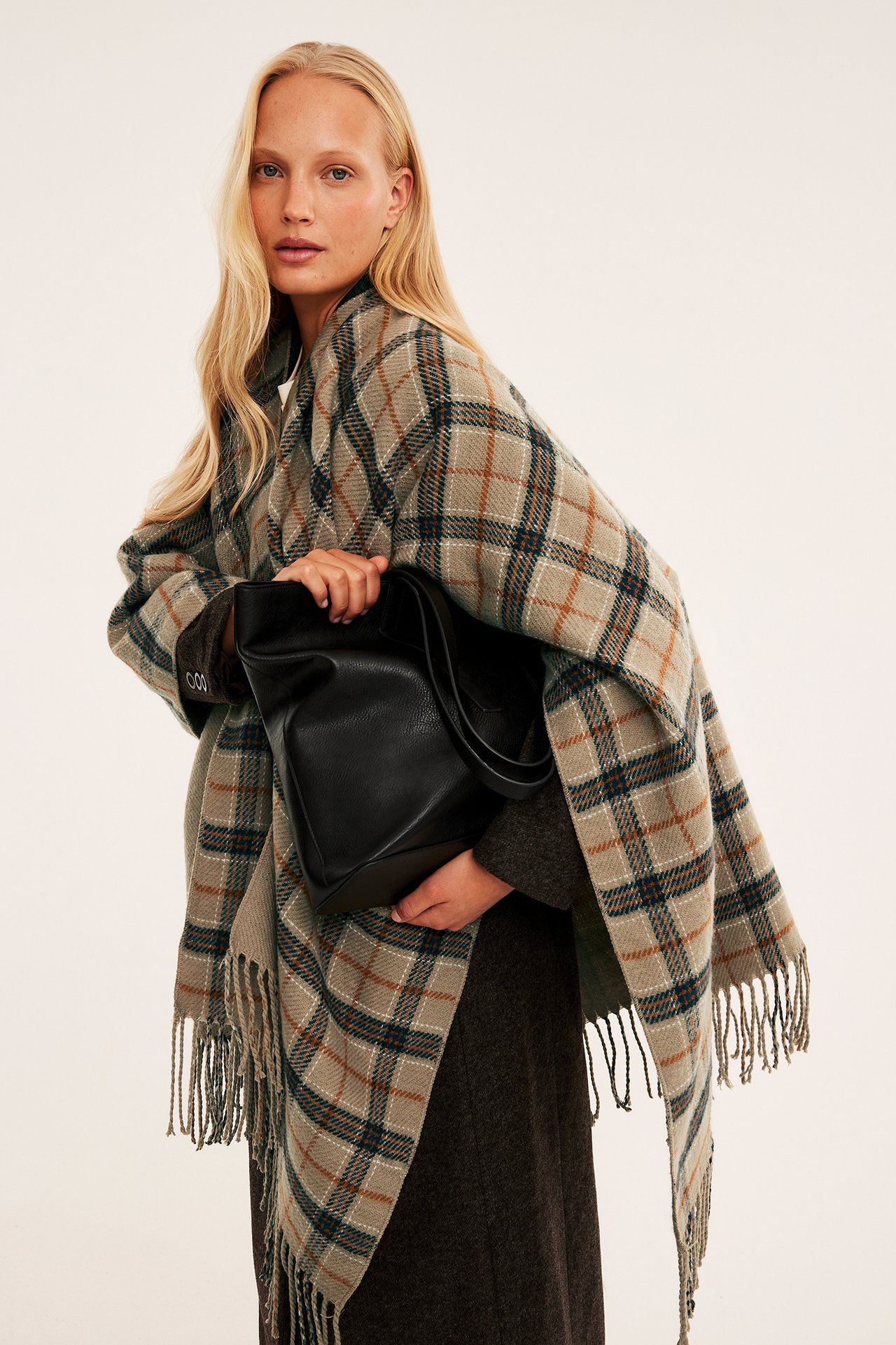 Rutig poncho med fransar
