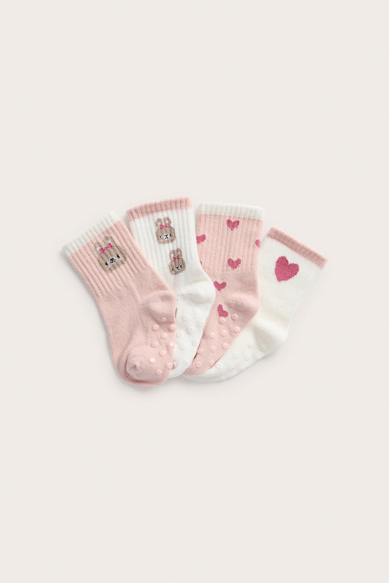 Fire par baby sklisokker i rosa og hvitt med kanin- og hjerte-mønster.