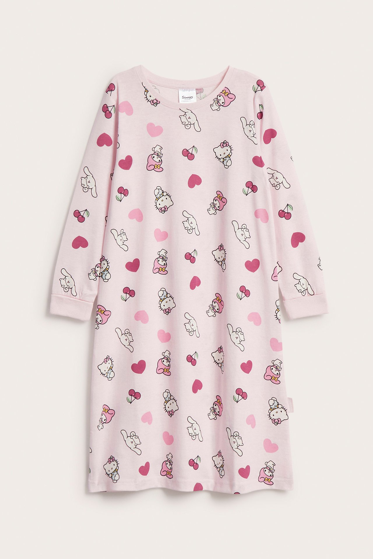 Framifrån, ljusrosa långärmad nattlinne med Hello Kitty, körsbär och hjärtan.