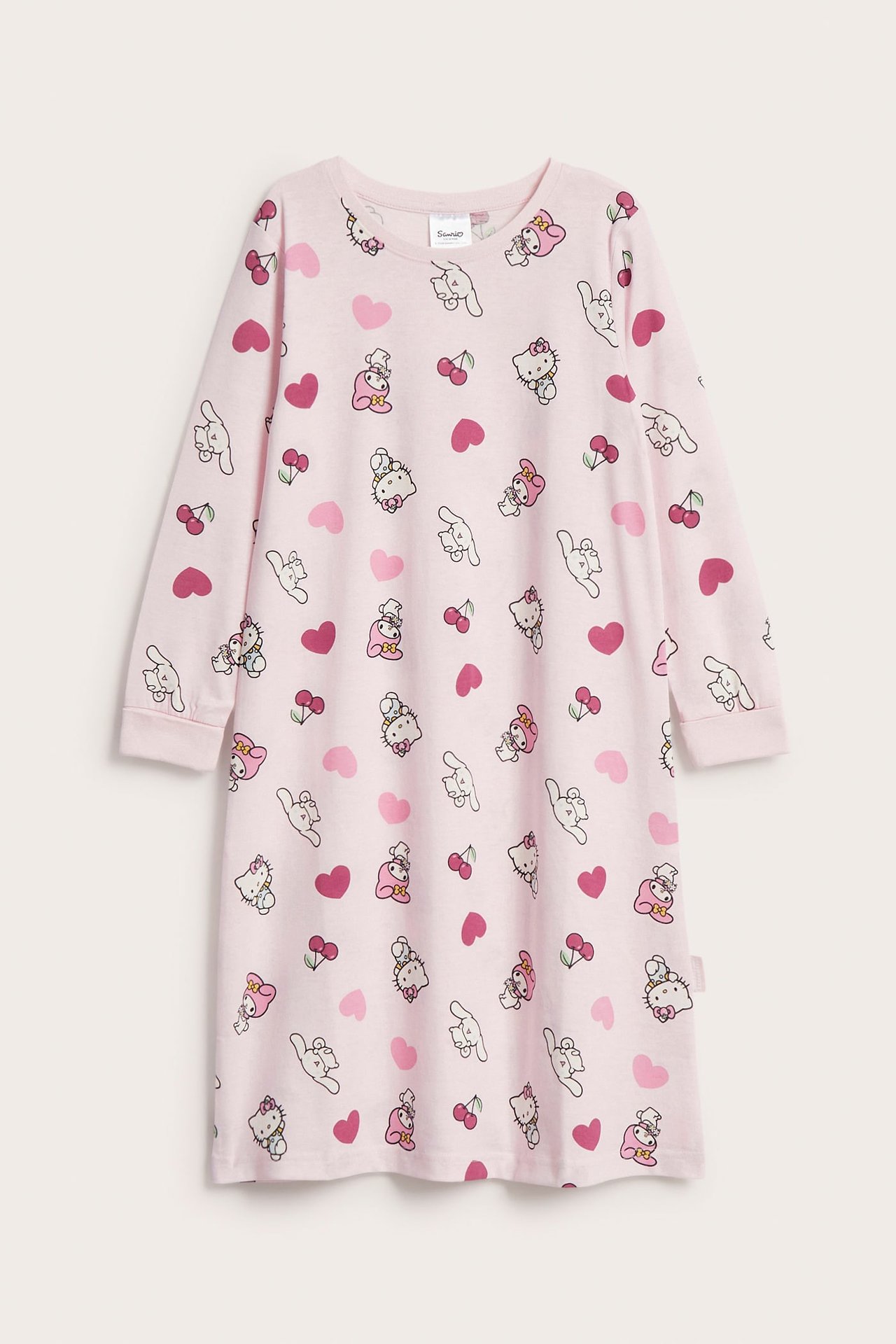 Edestä, vaaleanpunainen pitkähihainen Hello Kitty -printtiyöpaita kirsikoilla ja sydämillä.