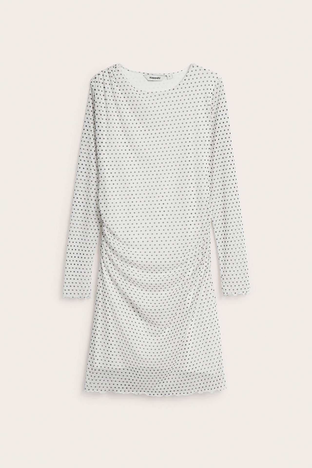Framsida av en offwhite prickig kort meshklänning med lång ärm och rynkade sidor.