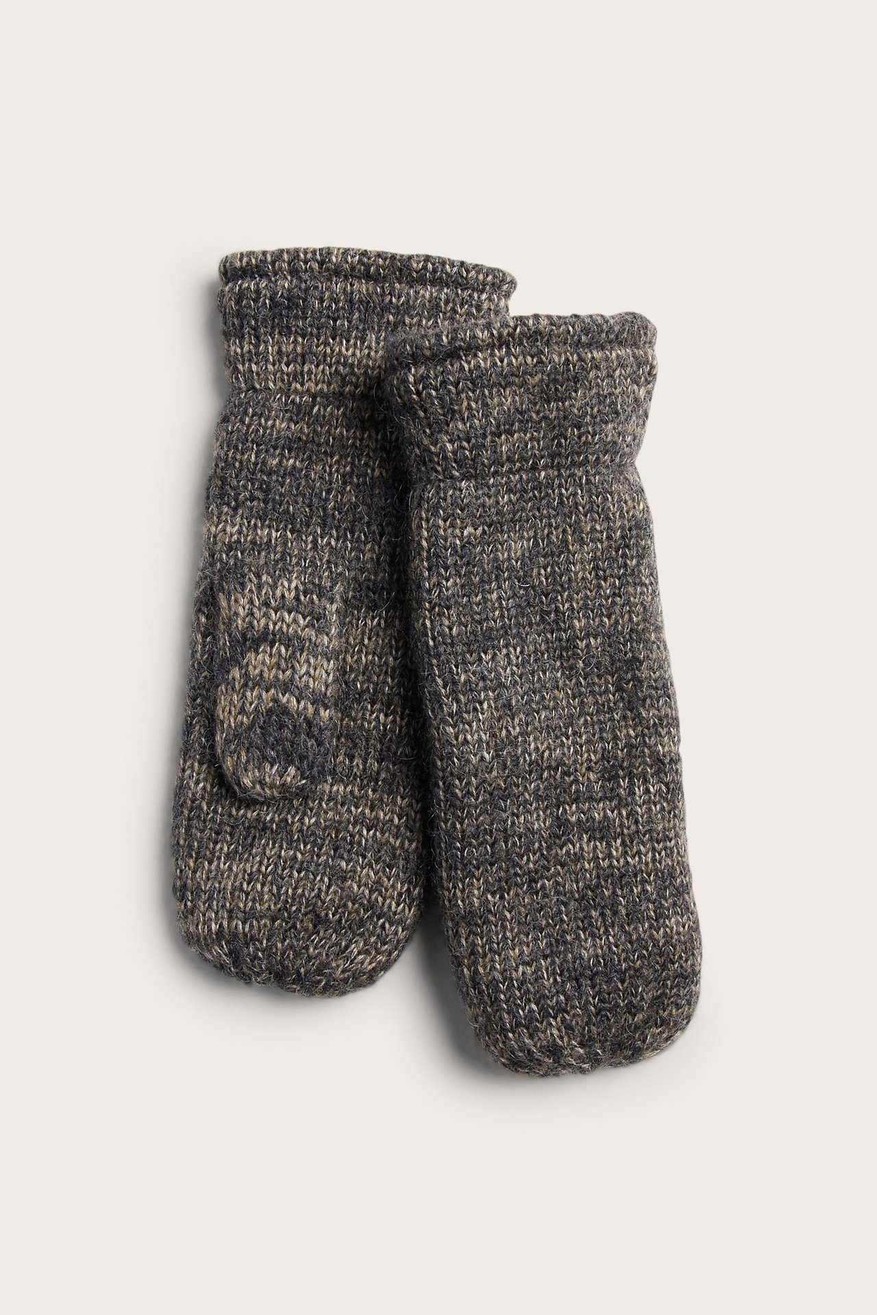 Framifrån, ett par mörkgrå och beige-melerade stickade vantar.