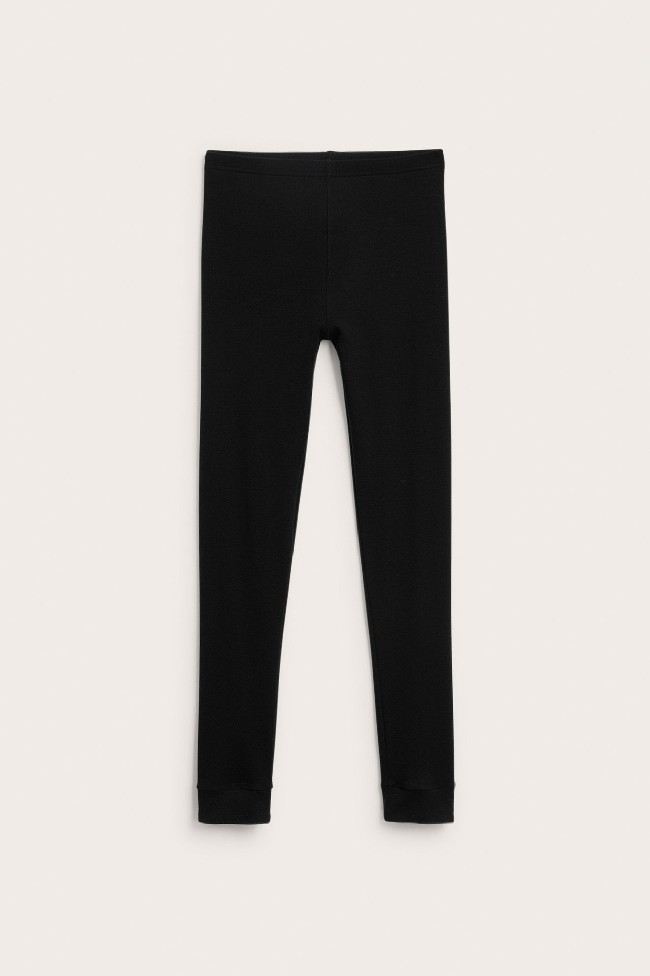 Frontvy av svarta hellånga åtsittande leggings.