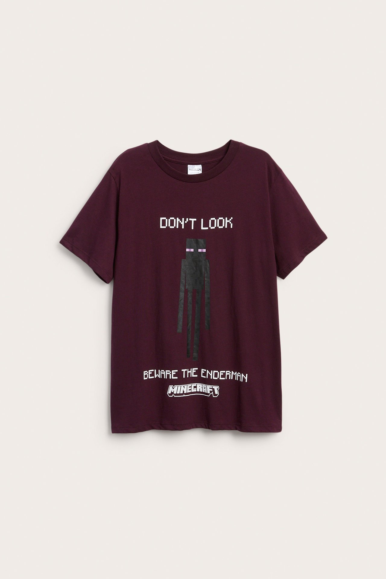 Framifrån: Barns vinröda t-shirt med pixlad Enderman-karaktär och texten 'Don't Look'.