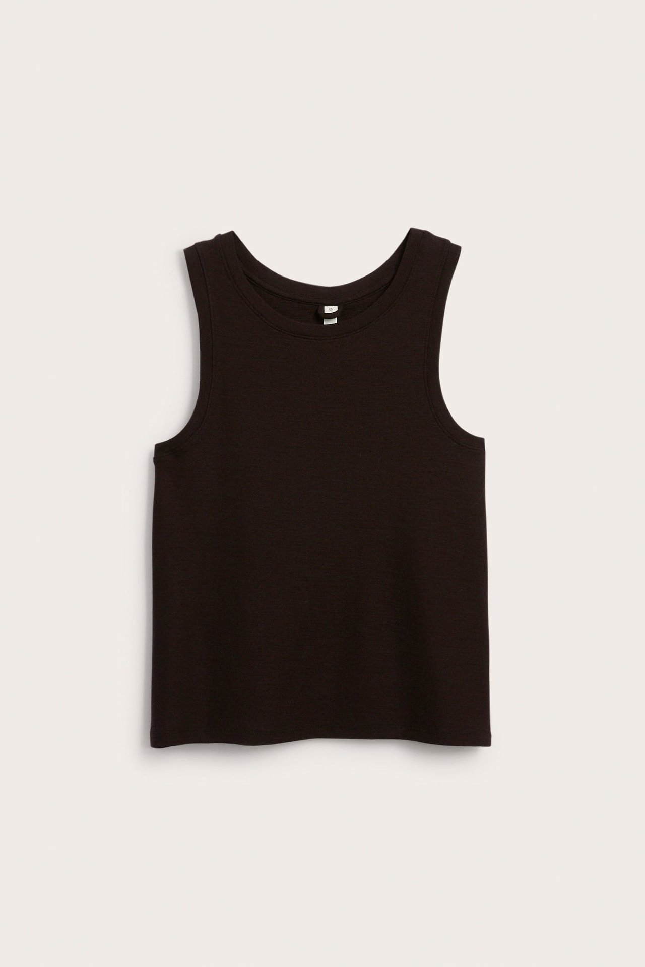 Frontbilde av en ensfarget svart ermeløs singlet med rund hals.