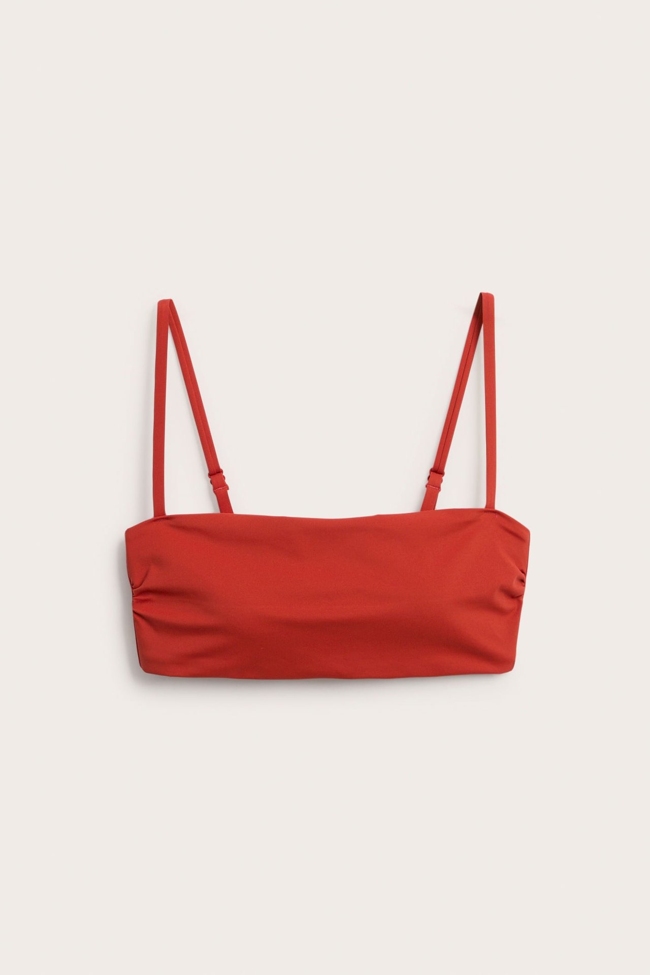 Edestä, punainen topattu bandeau-bikiniyläosa säädettävillä olkaimilla.