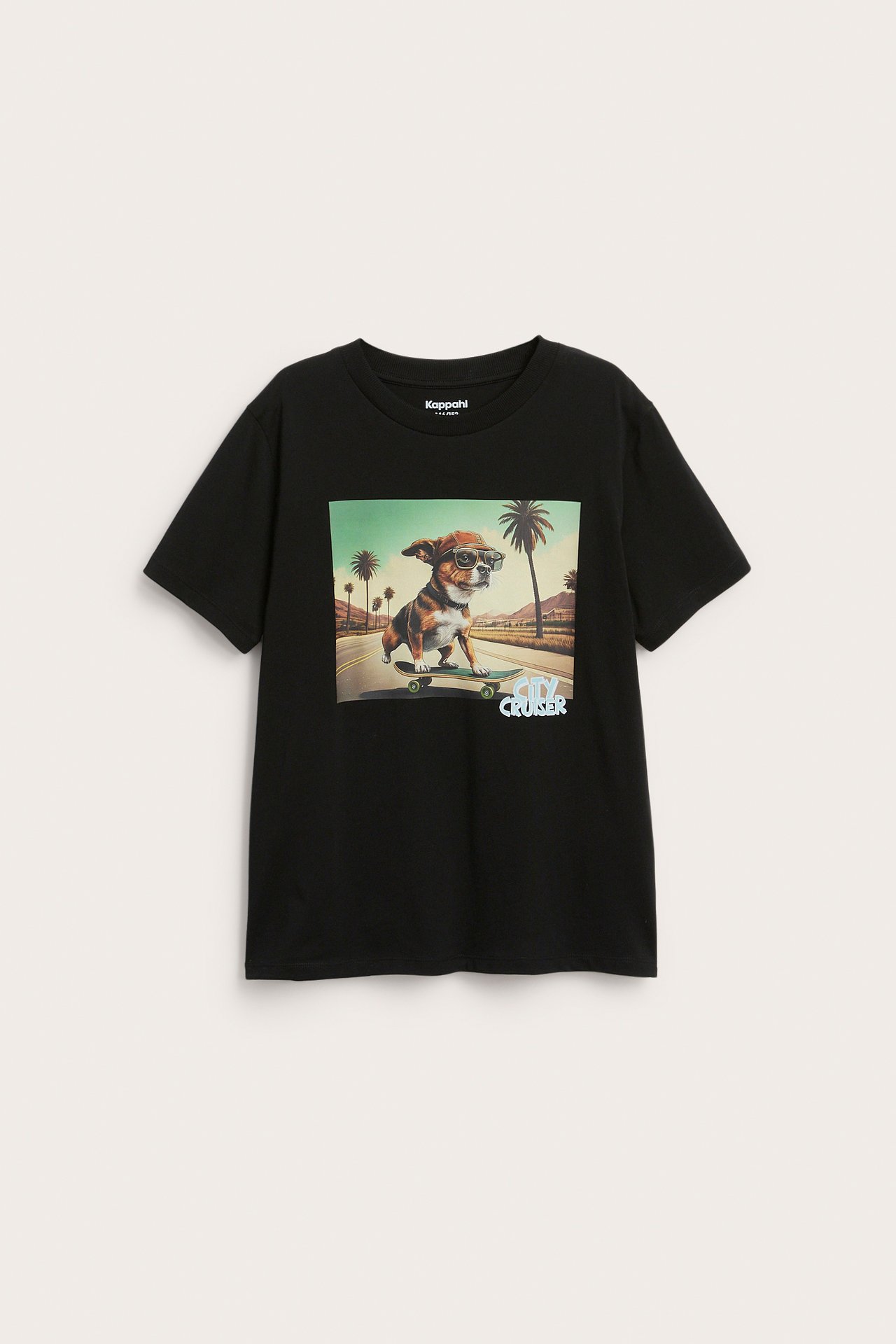 Edestä, lasten musta puuvillainen T-paita värikkäällä painatuksella koirasta rullalaudalla.