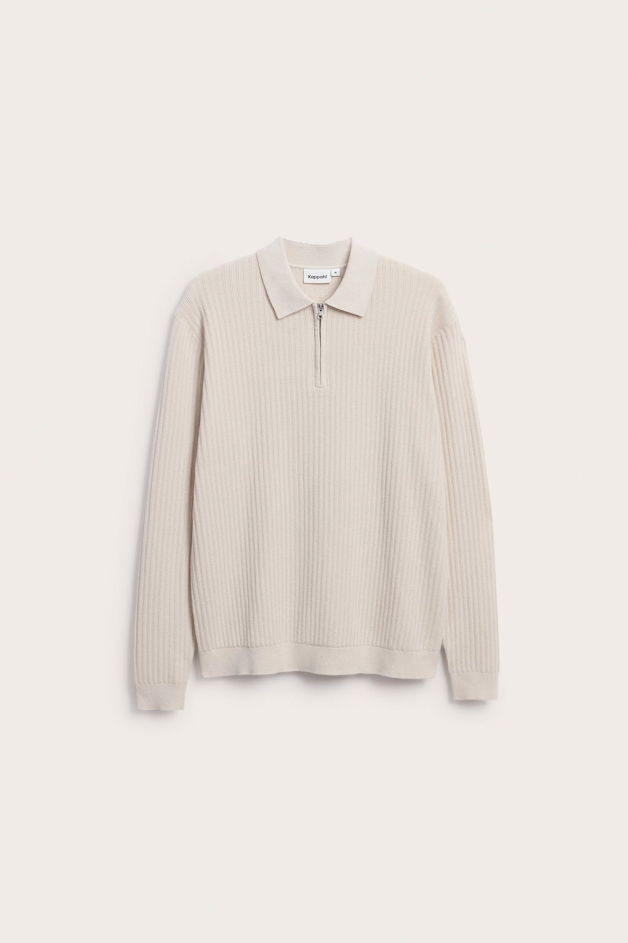 Frontvisning av en lys beige ribbestrikket langermet poloskjorte med halv glidelås.
