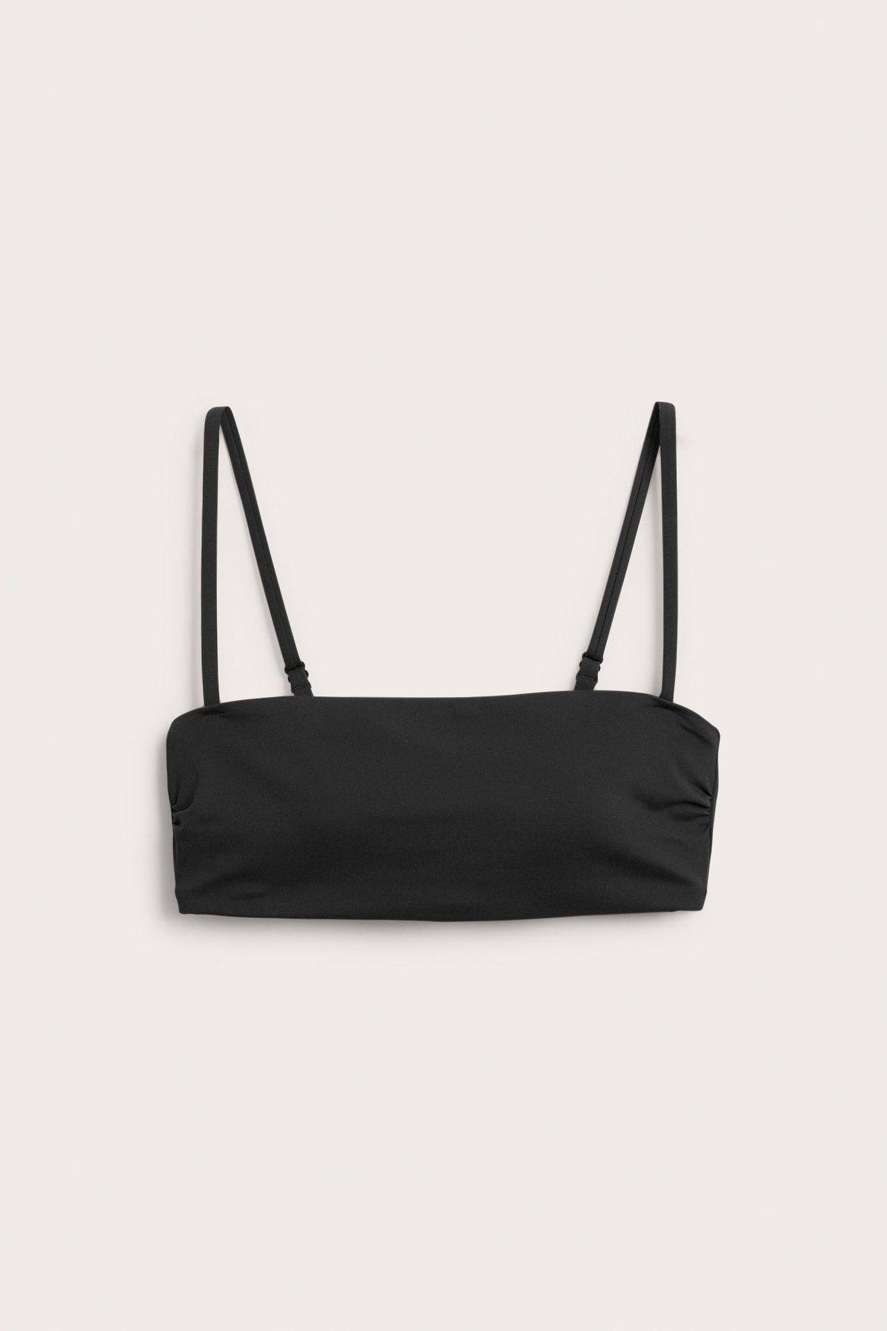 Edestä näkymä mustasta topatusta bandeau-bikinirintaliivistä säädettävillä olkaimilla.