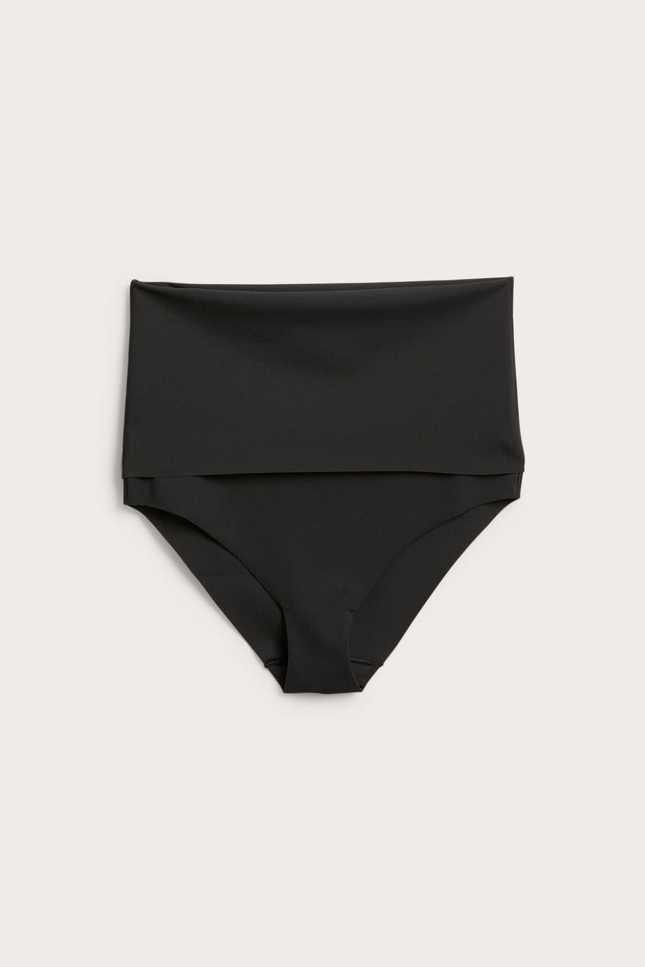 Edestä päin, mustat bikinialaosat brief-mallisena taitettavalla vyötäröllä.