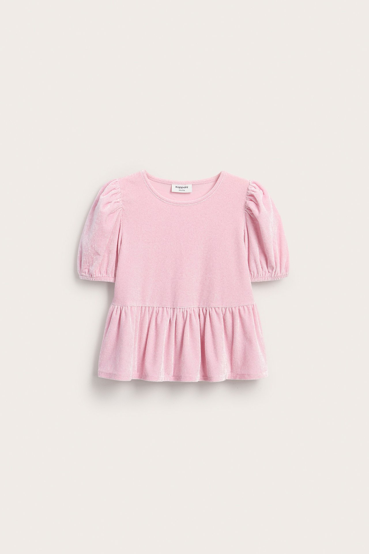 Framifrån, rosa velourtopp med puffärm och peplum för barn.