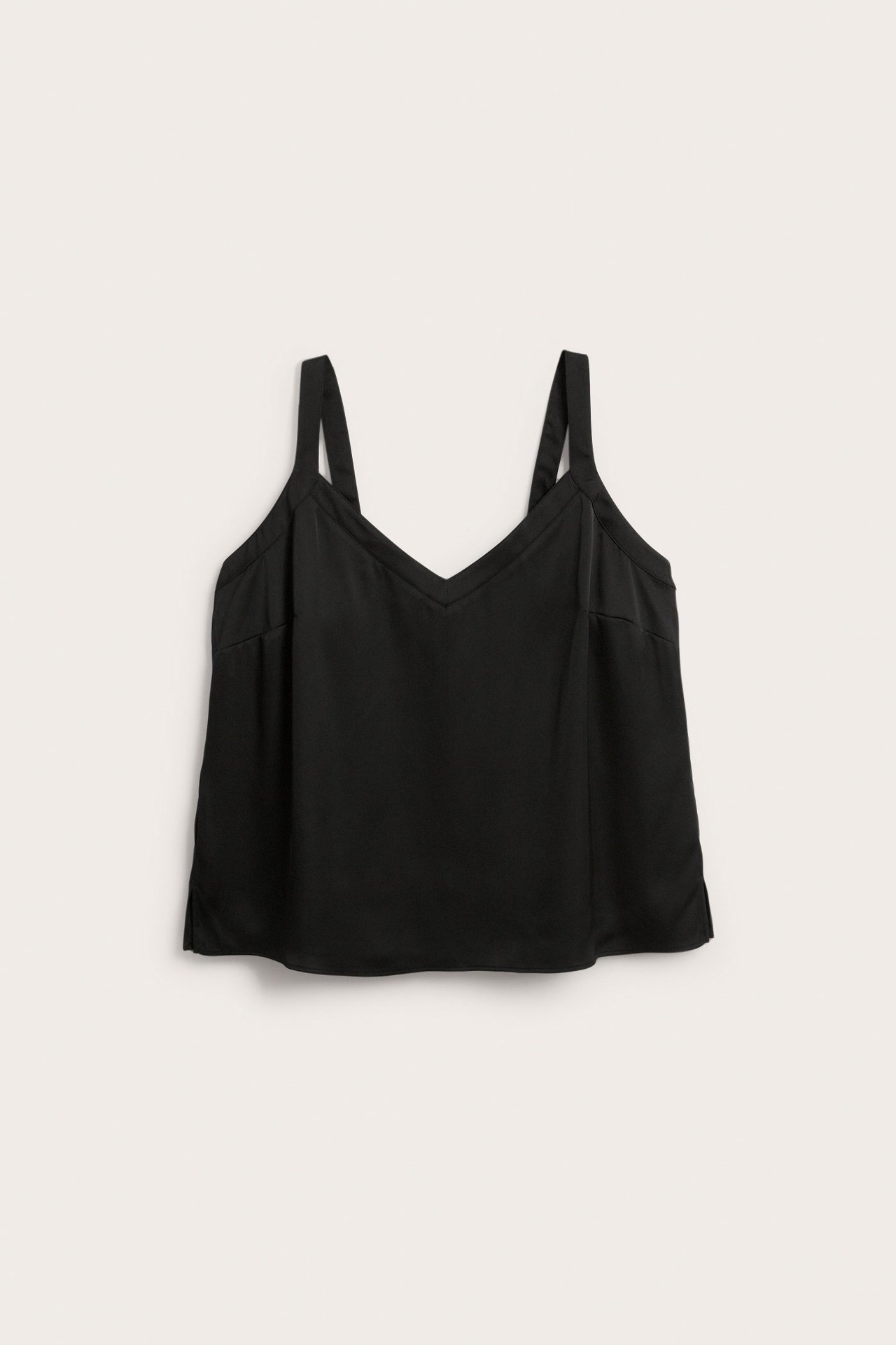 Edestäpäin näkymä mustasta satiinitopista, jossa V-pääntie ja leveät olkaimet.