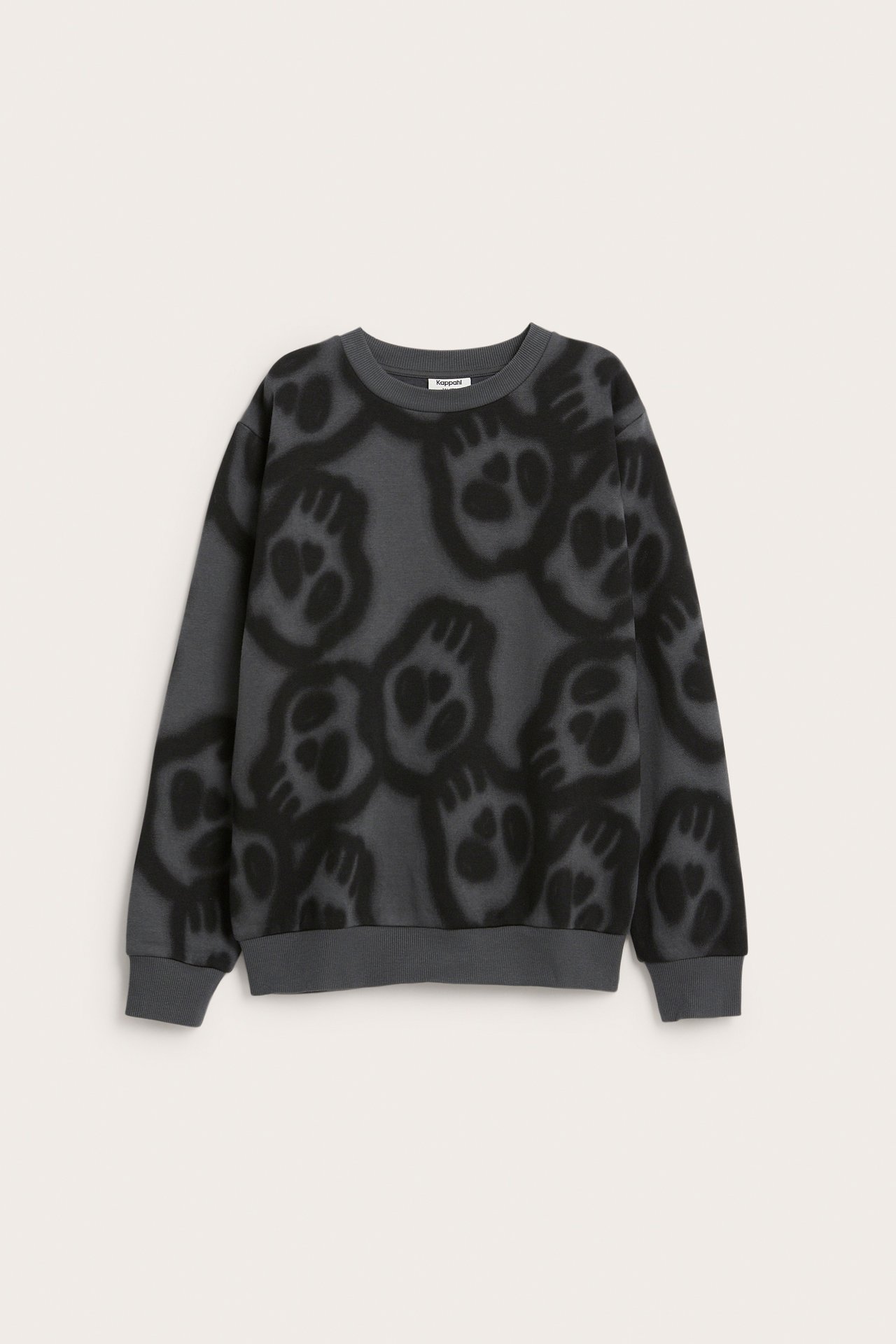 Framsida av en mörkgrå sweatshirt med svart tassmönster.