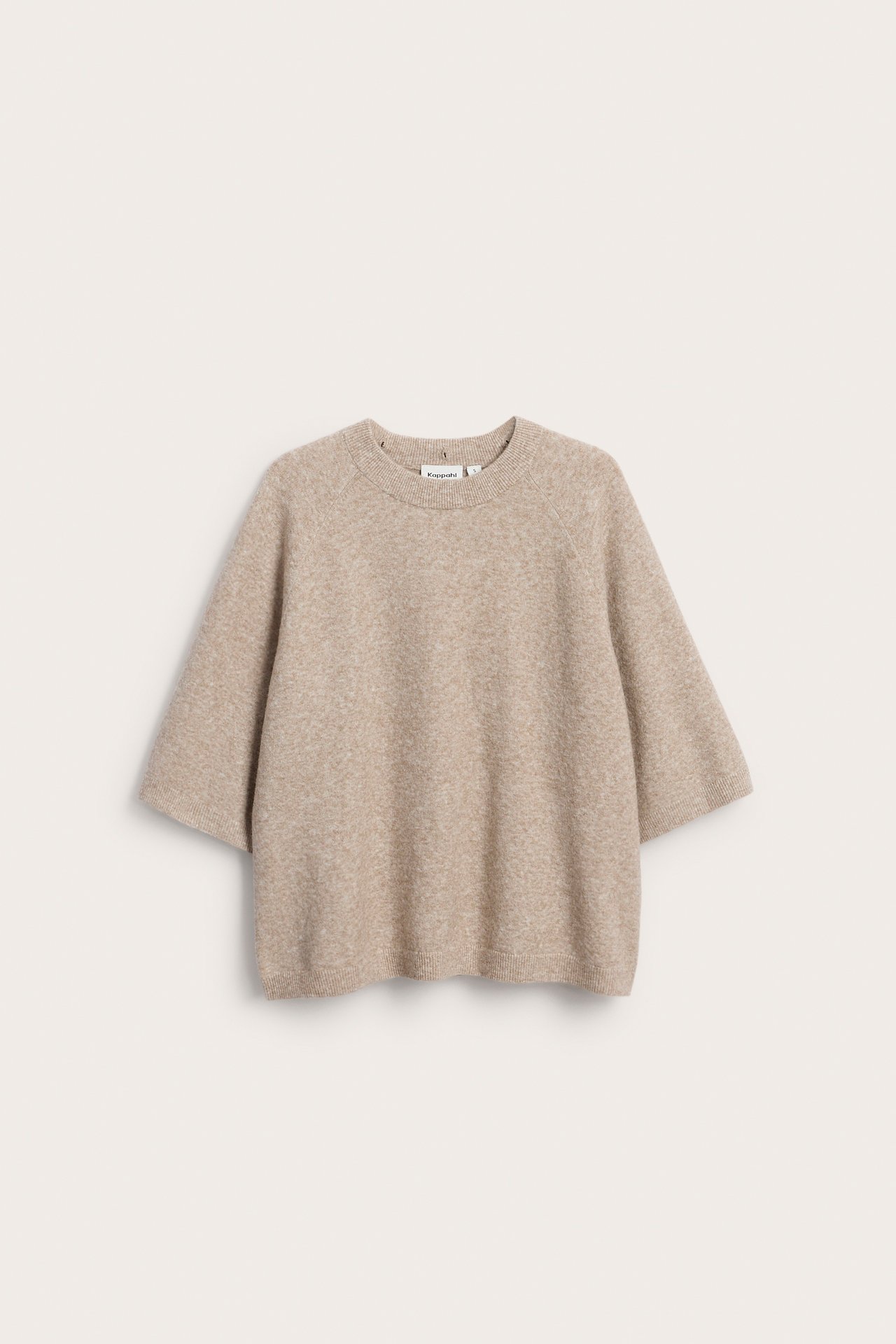 Framifrån, ljusbeige kortärmad tröja med rund hals för dam.