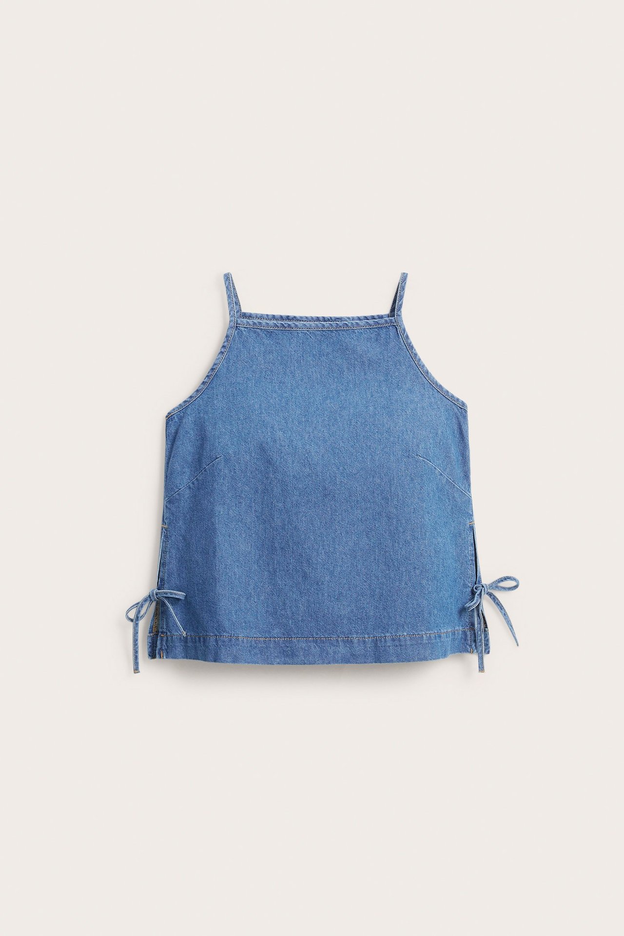 Niebieski top denim z kwadratowym dekoltem, rozcięciami i wiązaniami po bokach.