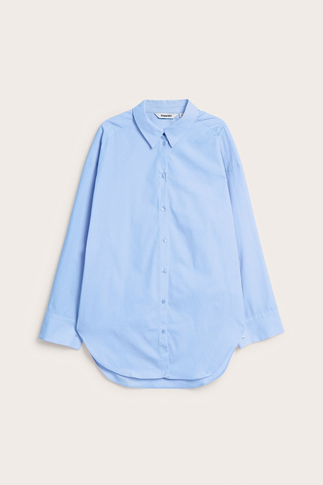 Widok z przodu: luźna błękitna koszula z popeliny bawełnianej na guziki.