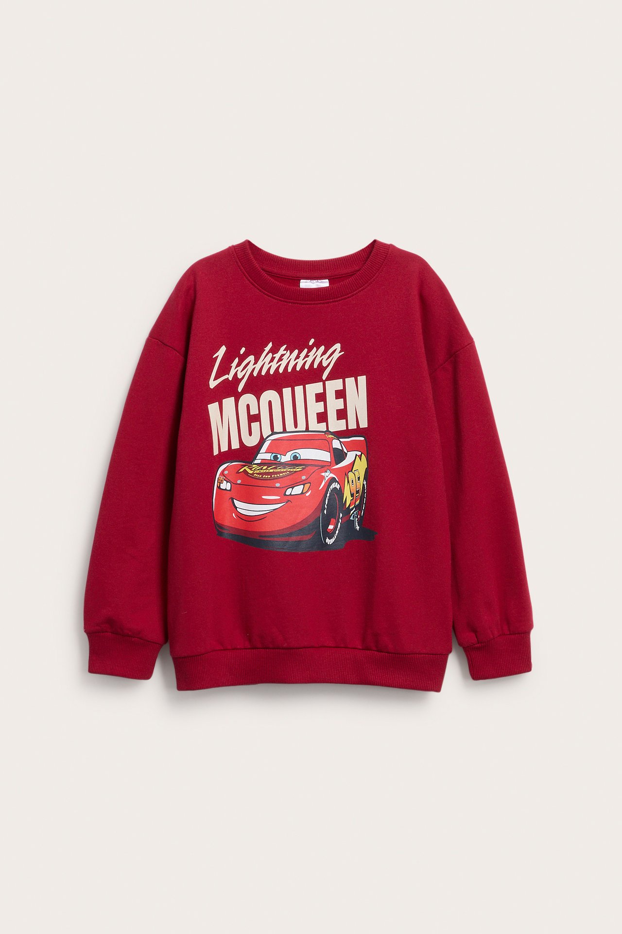 Forfra, rød langermet barnestoffgenser med Lynet McQueen-trykk.