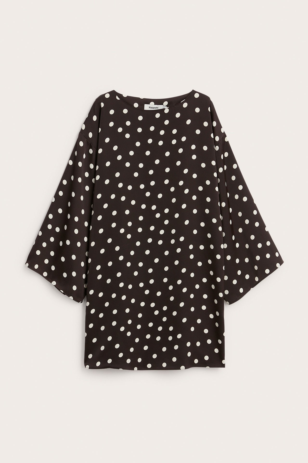 Forside av mørk brun sateng kort kjole med hvite prikker og vide albuelange ermer.