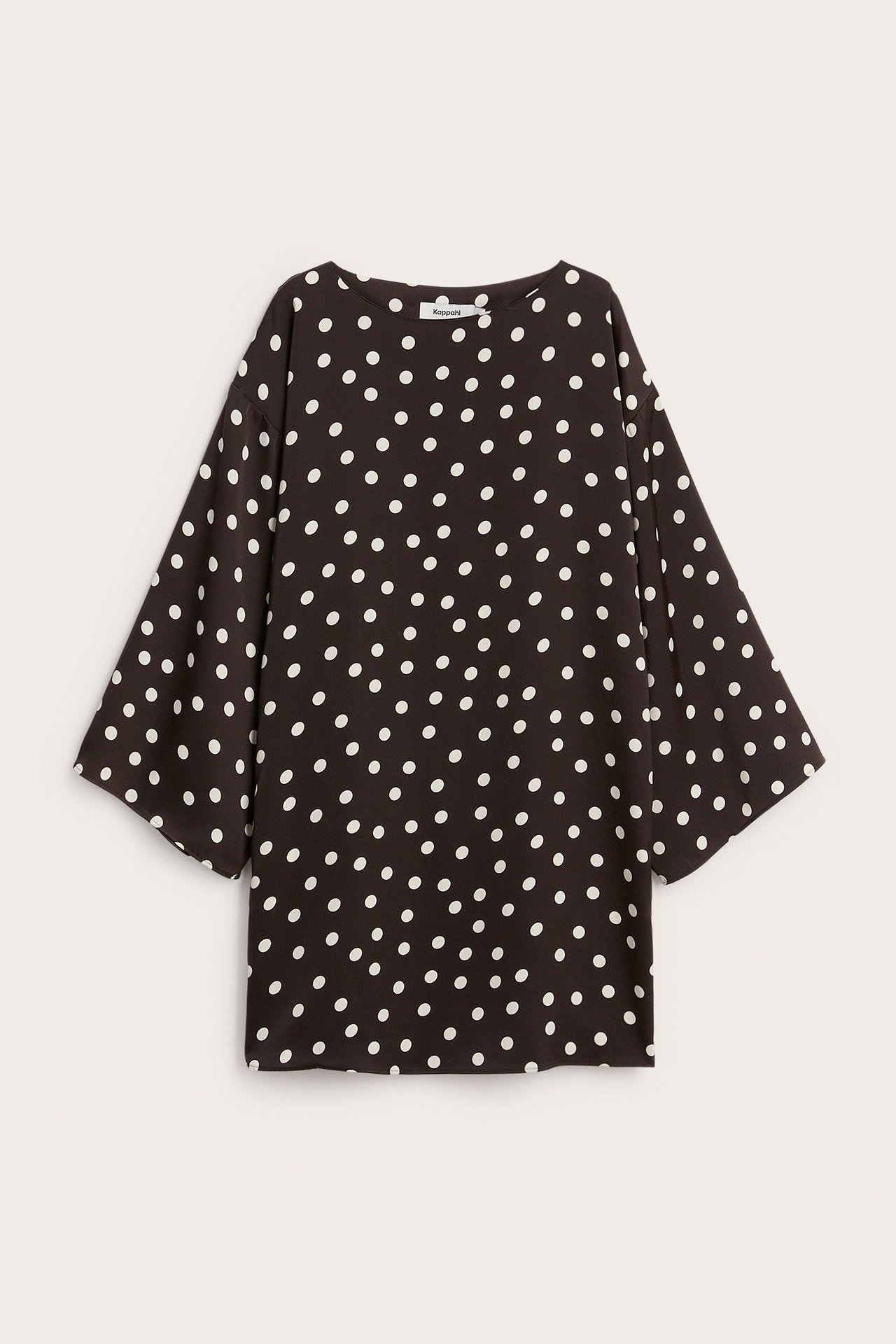 Framsida av kort mörkbrun satinklänning med vita prickar och vida trekvartsärmar.
