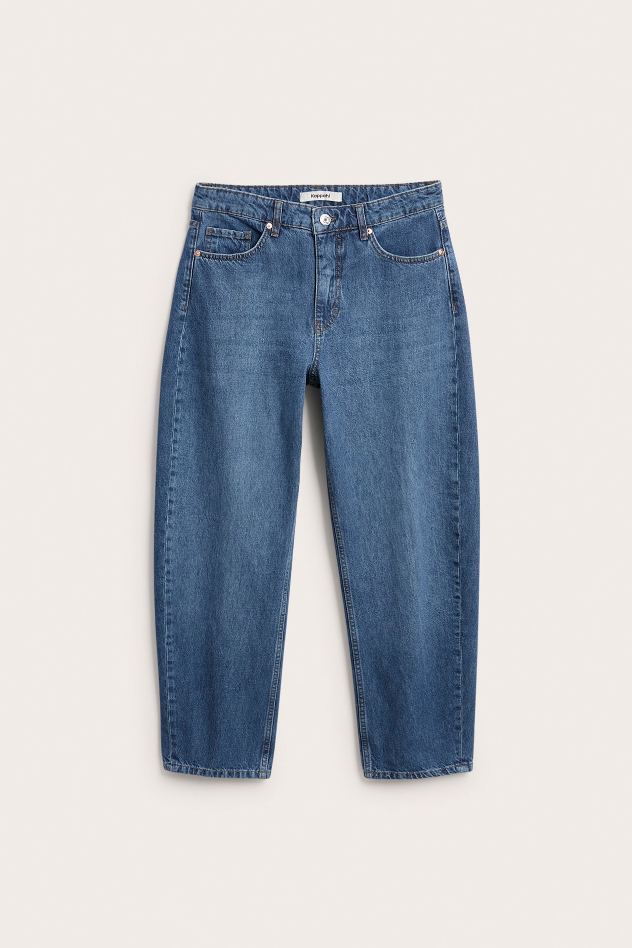 Frontbilde av blå denim high waist barrel leg jeans med 5 lommer og knappelukking.