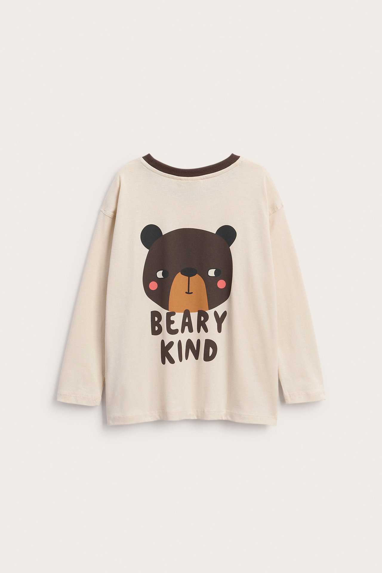 Edestäpäin lasten beige pitkähihainen t-paita ruskealla karhupainatuksella ja 'BEARY KIND' tekstillä.