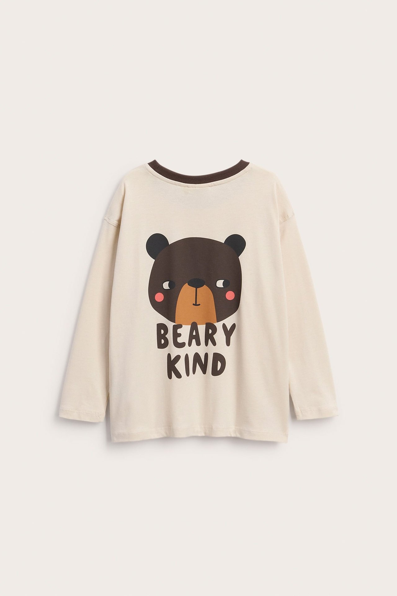 Edestäpäin lasten beige pitkähihainen t-paita ruskealla karhupainatuksella ja 'BEARY KIND' tekstillä.