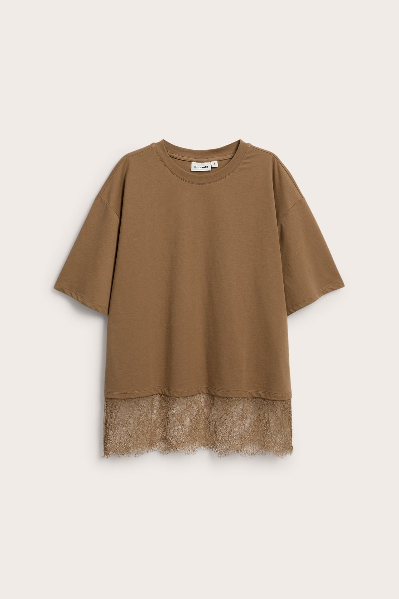 Frontvisning av en brun oversized t-skjorte med blondedetaljert kant.