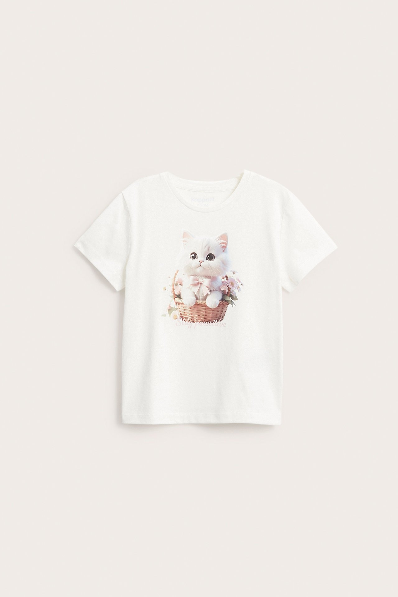 Widok z przodu: ecru bawełniany T-shirt dziecięcy z nadrukiem kotka w koszyku z kwiatami.