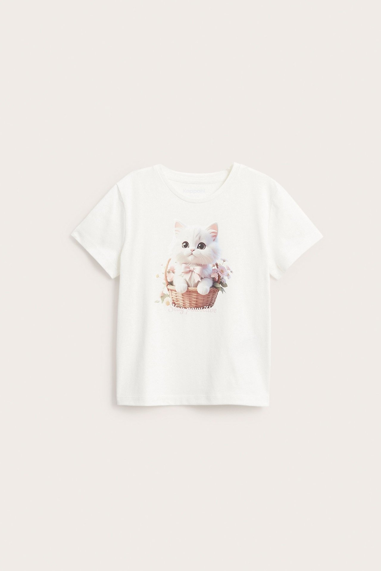 Widok z przodu: ecru bawełniany T-shirt dziecięcy z nadrukiem kotka w koszyku z kwiatami.