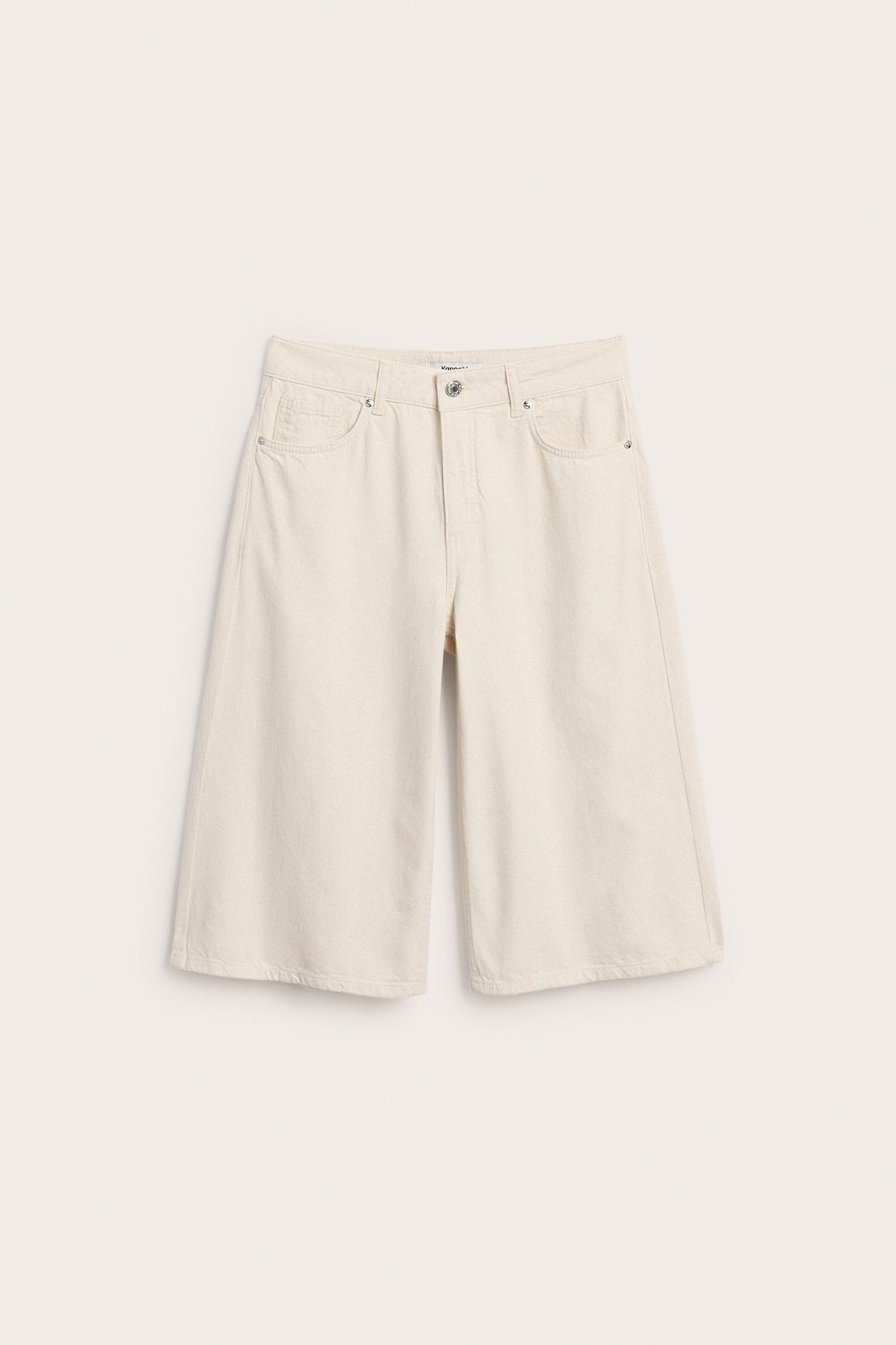 Framifrån vita lösa bermudashorts i bomullstwill med medelhög midja och raka ben.