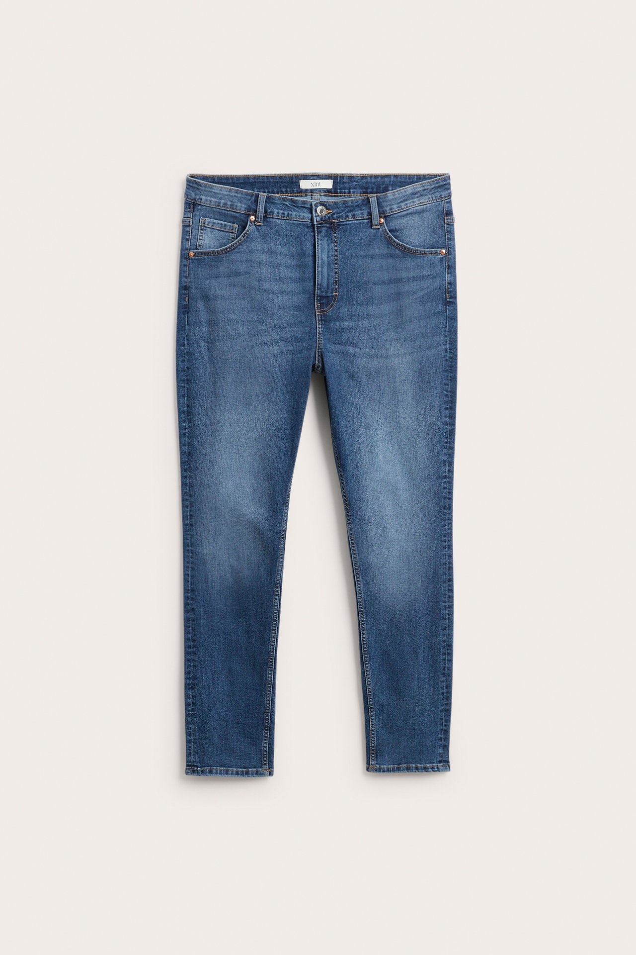 Framsida av ett par blåa smala jeans med hög midja i denim.