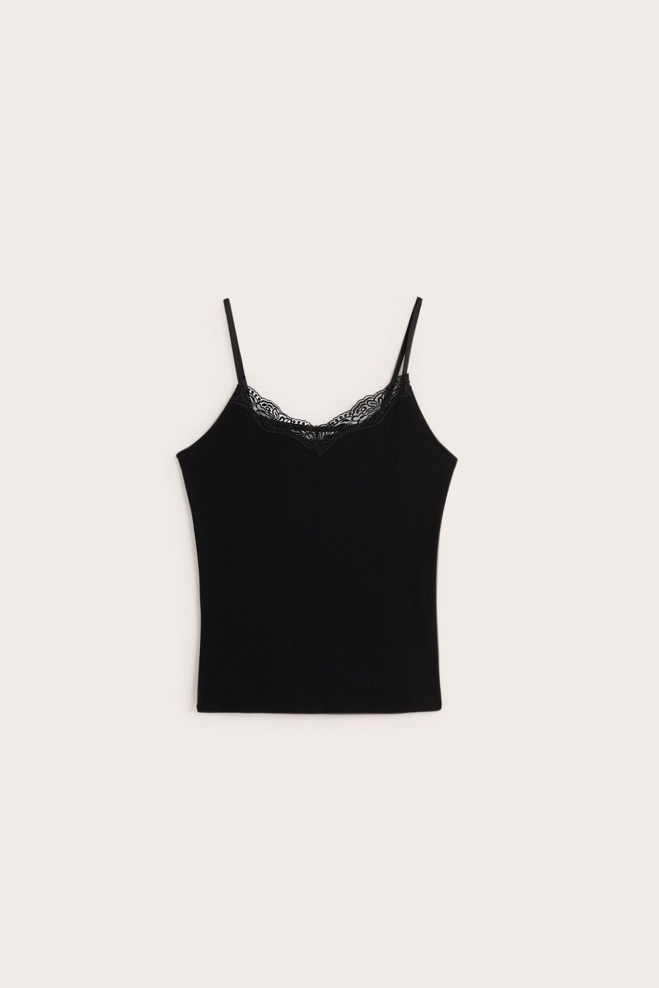 Edestäpäin, musta ribattu toppi ohuilla spagettiolkaimilla ja pitsireunaisella V-pääntiellä.