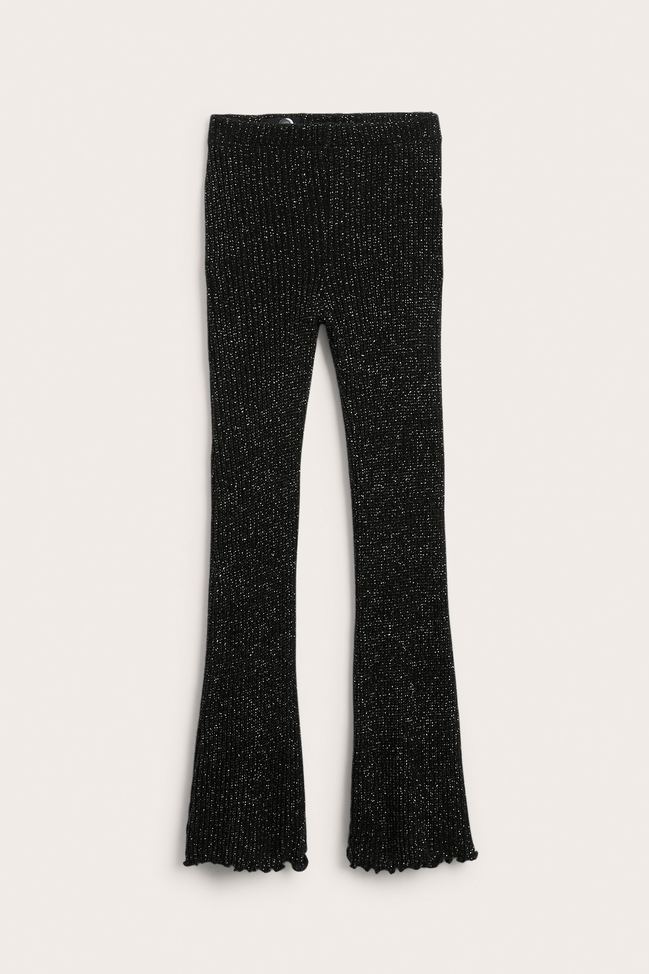 Edestä mustat ribatut levenevät leggingsit hopeaglitterillä ja aaltoilevilla reunoilla.