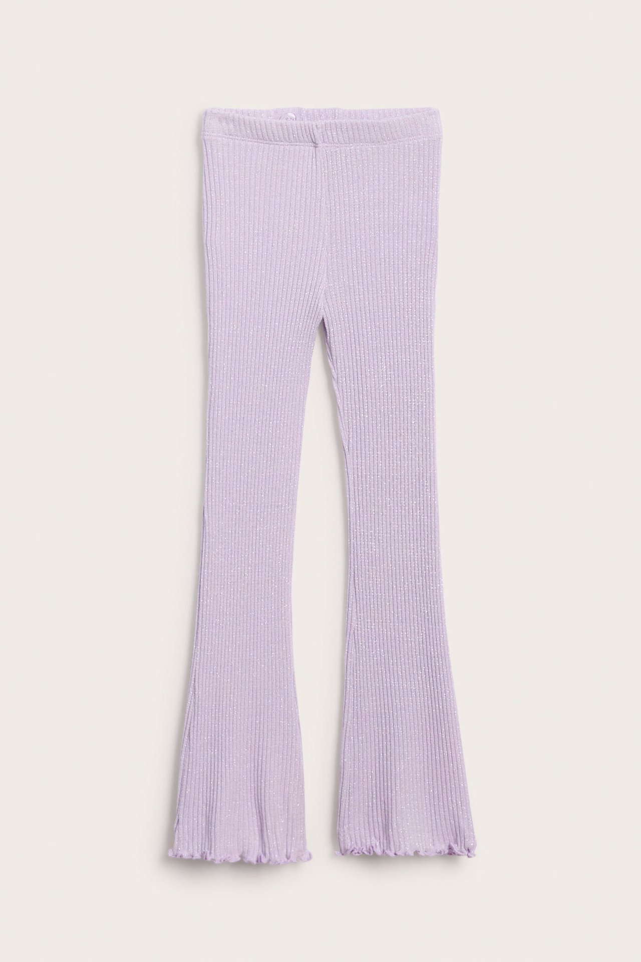 Framifrån lila skimrande ribbade utsvängda leggings för barn med volangkanter.