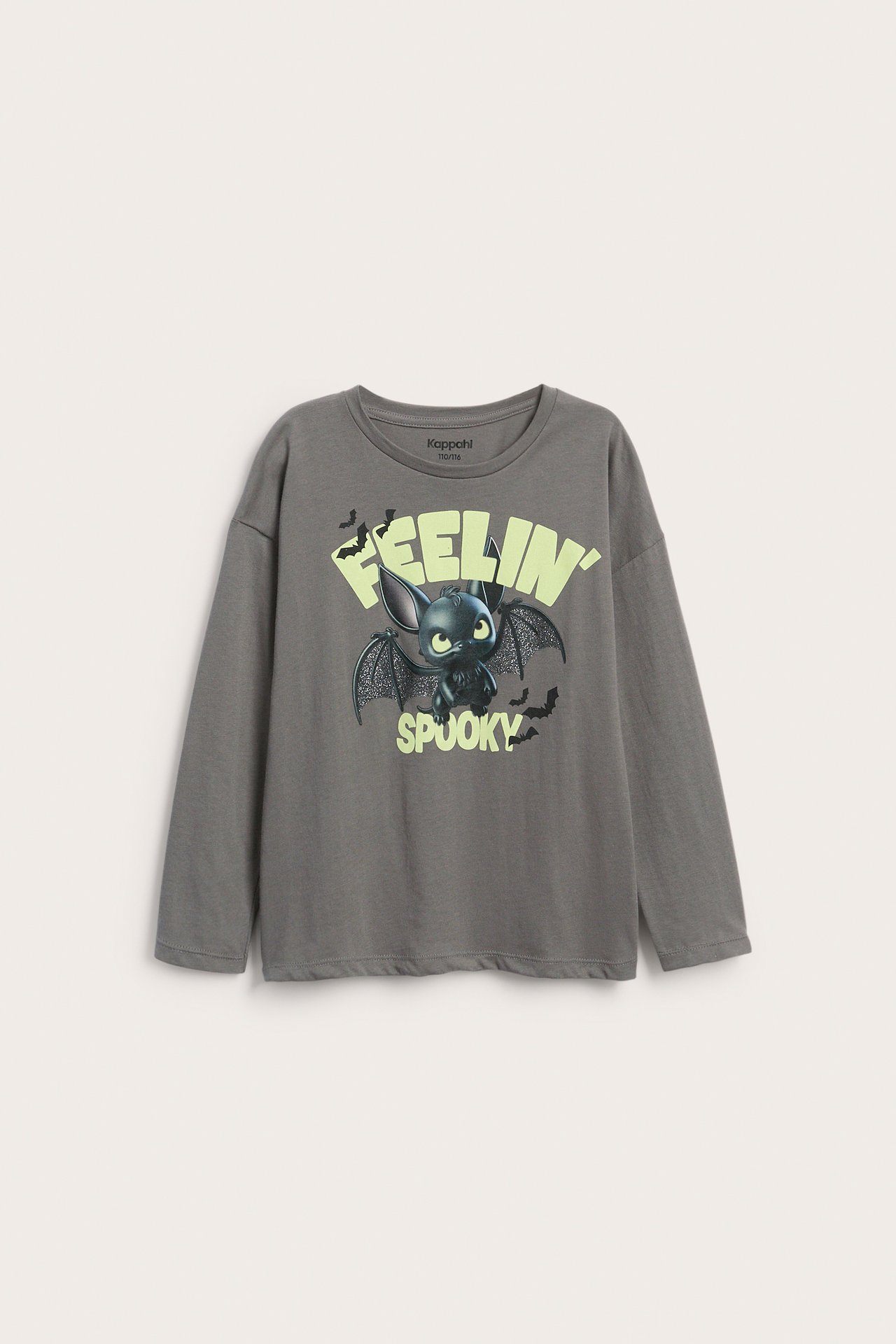 Frontvy av en grå långärmad barntröja med grönt "FEELIN' SPOOKY"-fladdermustryck.