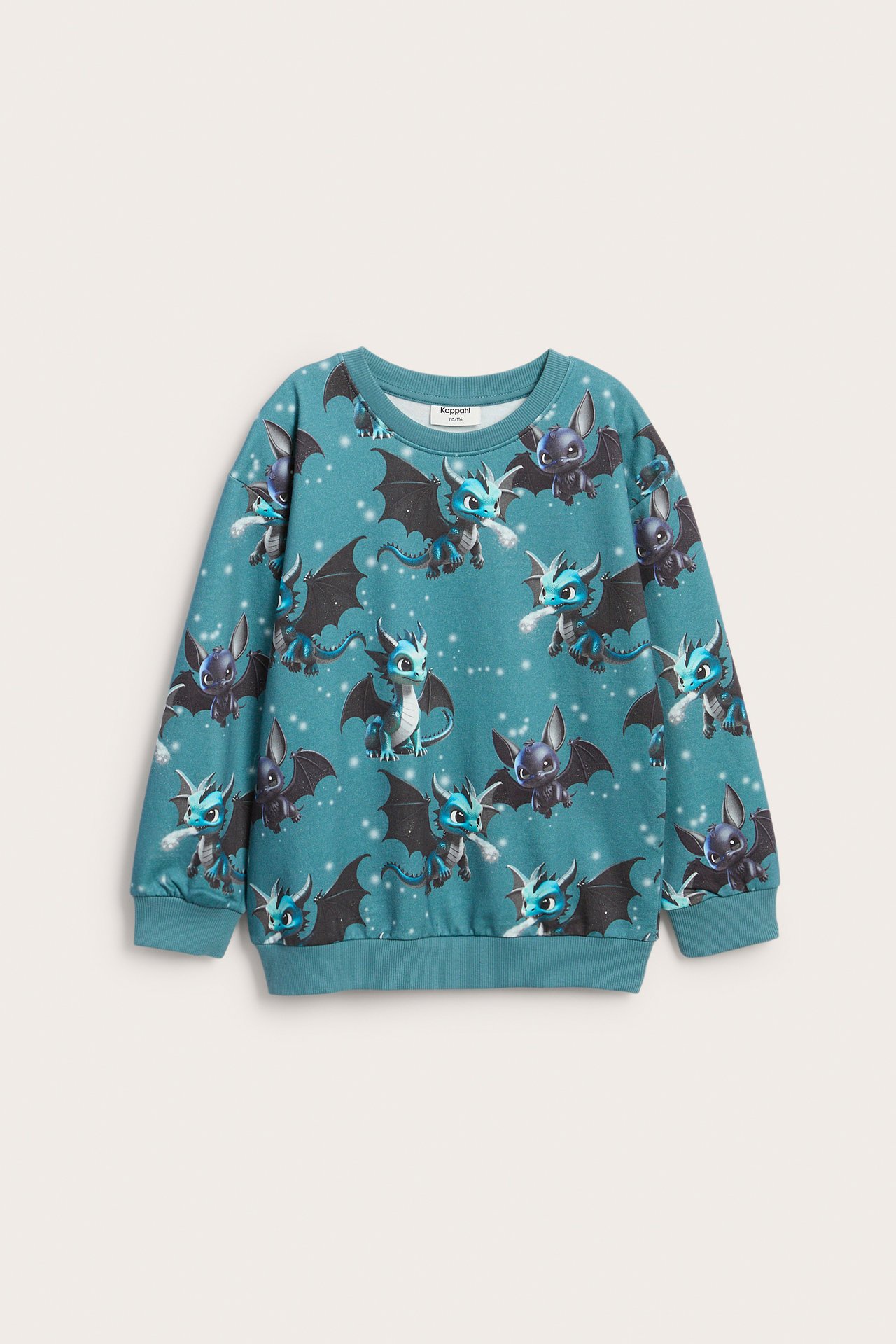 Framifrån, barnsweatshirt i turkos med mönster av blå och svarta drakar.