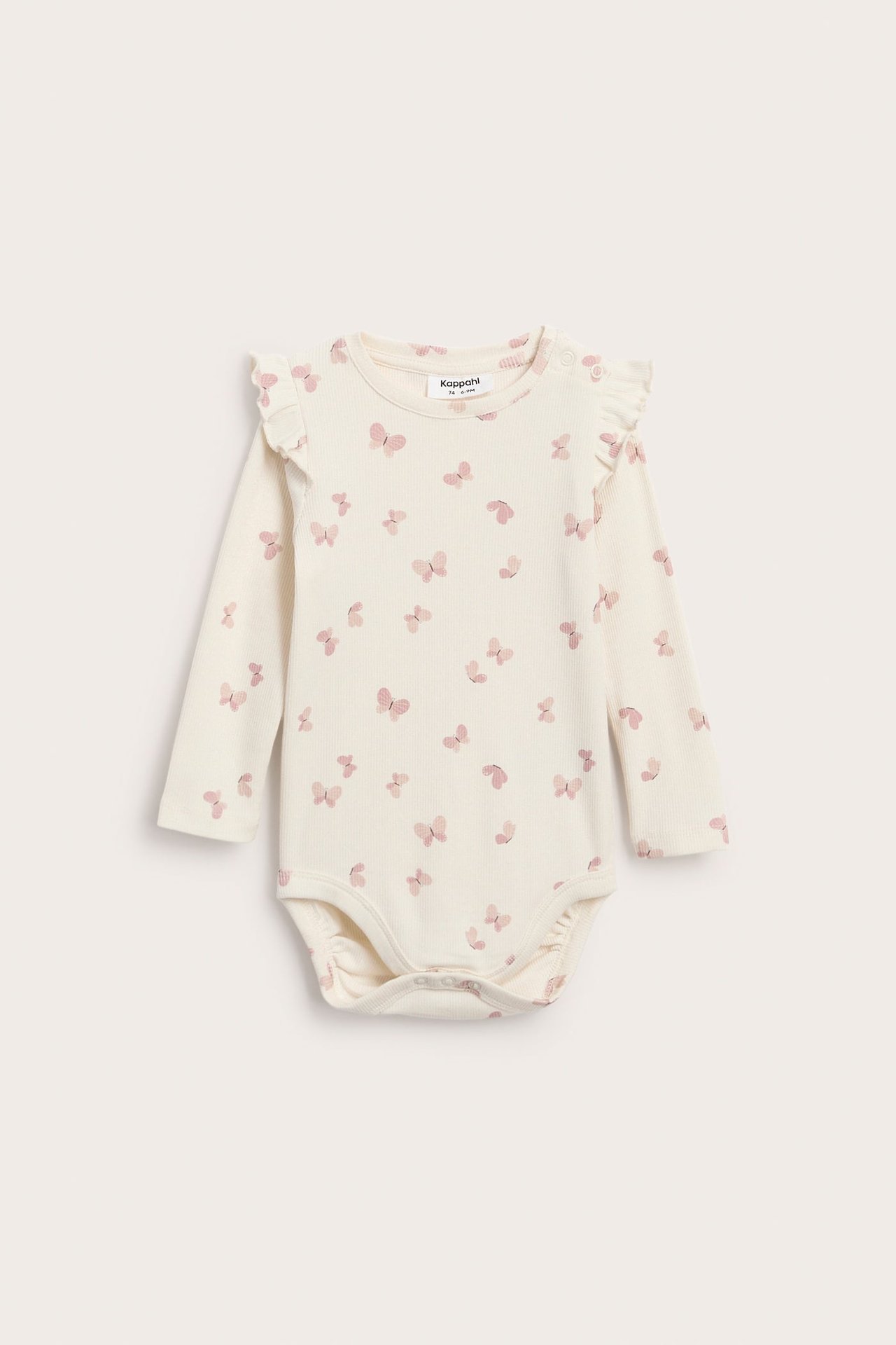 Bebis benvit ribbad långärmad body med rosa fjärilsmönster, volanger, tryckknappar. Framifrån.
